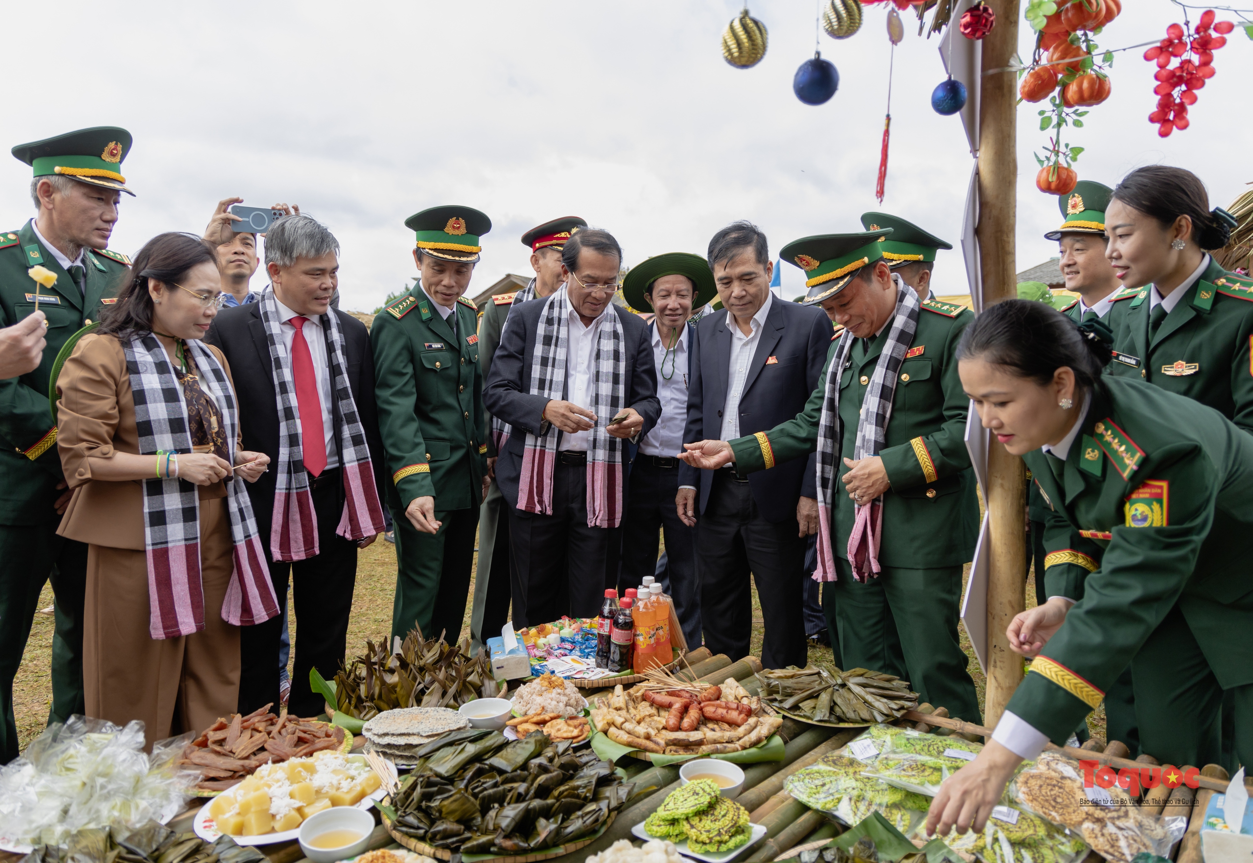 Nghĩa tình nơi biên giới - Ảnh 19.