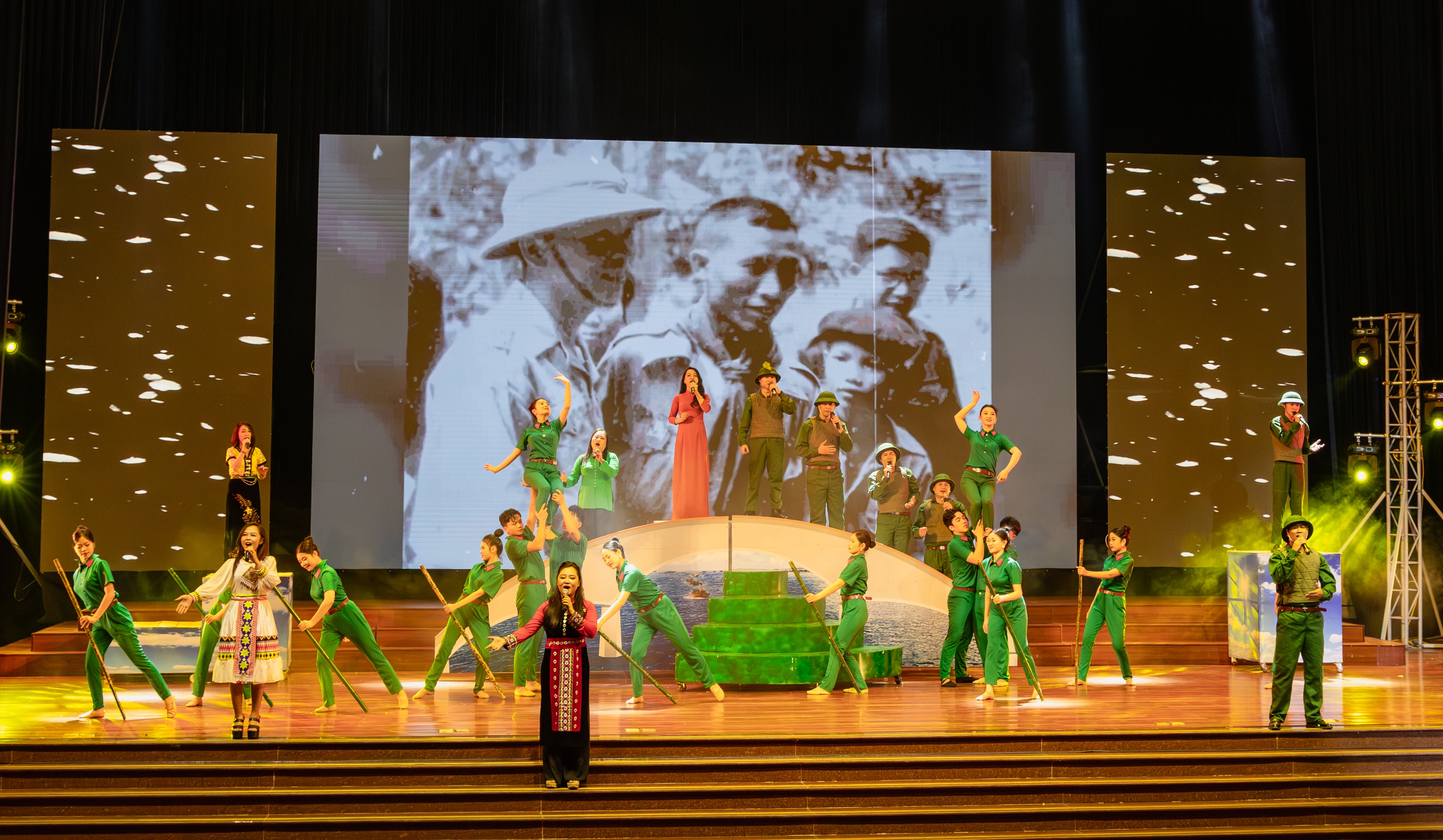 Quảng Bình: Tổ chức liên hoan nghệ thuật quần chúng Công – Nông – Binh năm 2024 - Ảnh 4. Quảng Bình: Tổ chức liên hoan nghệ thuật quần chúng Công – Nông – Binh năm 2024 - Ảnh 4.