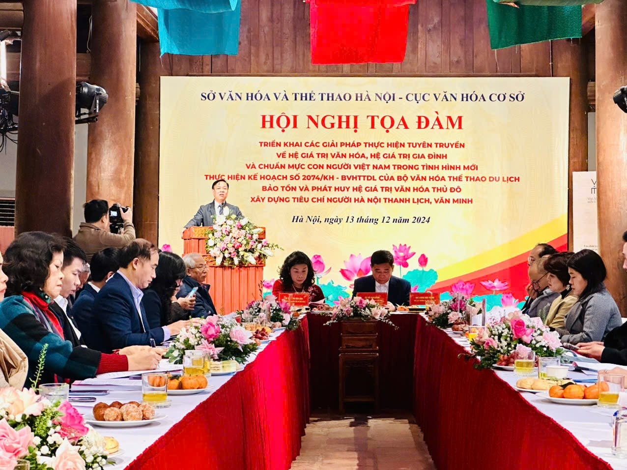 Es besteht dringender Bedarf, für die Bevölkerung von Hanoi ein zeitgemäßes System menschlicher Werte aufzubauen – Foto 1. Yêu cầu cấp thiết trong việc xây dựng hệ giá trị con người Hà Nội phù hợp với thời đại - Ảnh 1.