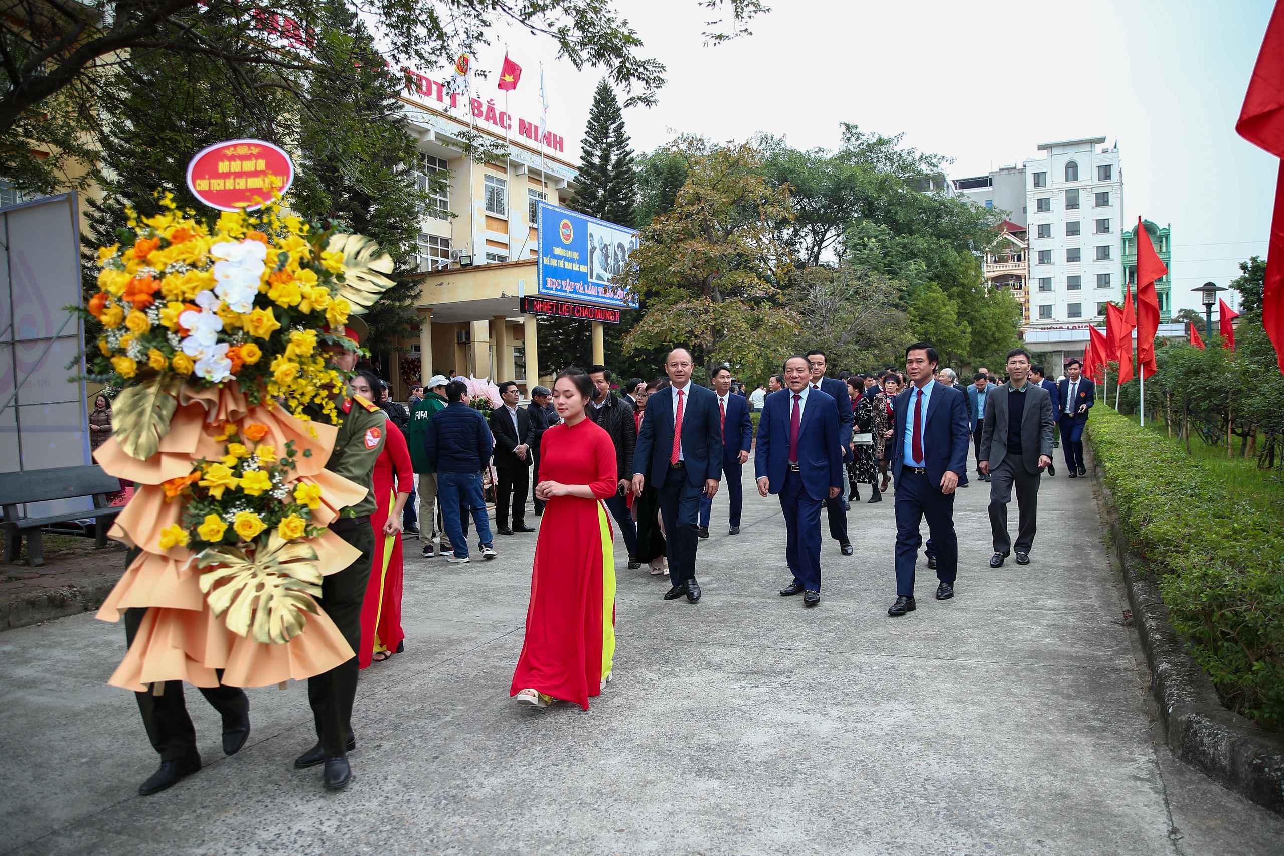 Trường Đại học TDTT Bắc Ninh tổ chức kỷ niệm 65 năm thành lập Trường, 63 năm ngày Bác Hồ về Thăm Trường và đón nhận Bằng khen của Thủ tướng chính phủ - Ảnh 13.