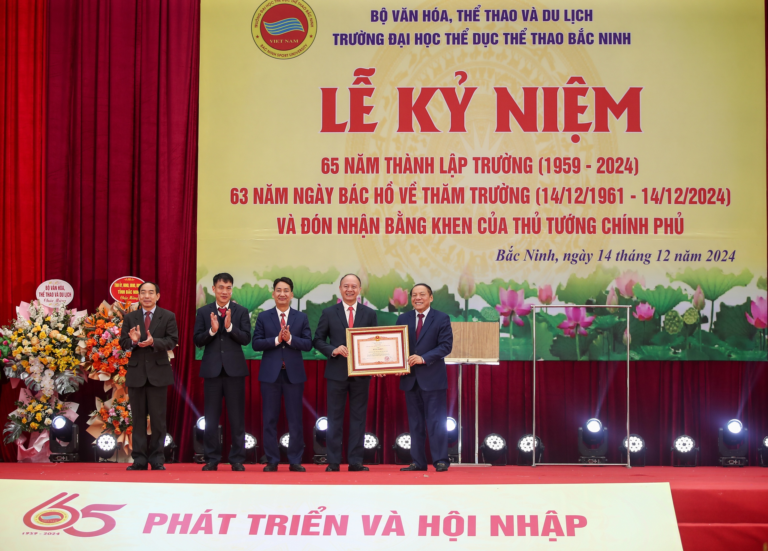 Trường Đại học TDTT Bắc Ninh tổ chức kỷ niệm 65 năm thành lập Trường, 63 năm ngày Bác Hồ về Thăm Trường và đón nhận Bằng khen của Thủ tướng chính phủ - Ảnh 4.