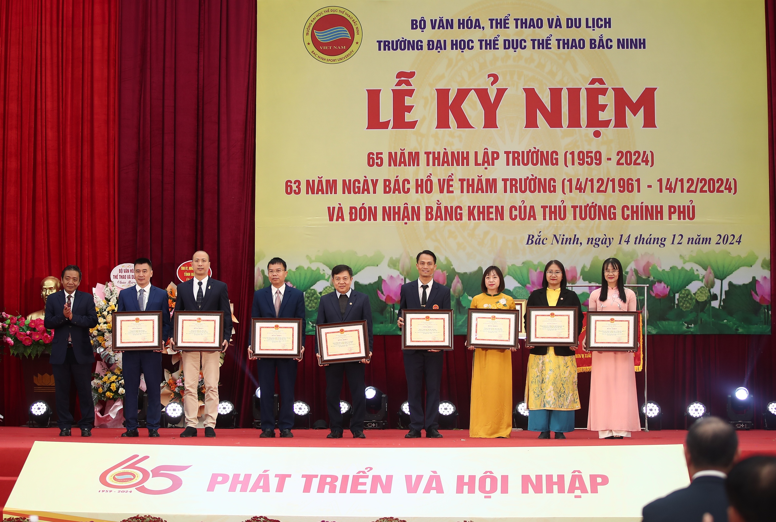 Trường Đại học TDTT Bắc Ninh tổ chức kỷ niệm 65 năm thành lập Trường, 63 năm ngày Bác Hồ về Thăm Trường và đón nhận Bằng khen của Thủ tướng chính phủ - Ảnh 8.