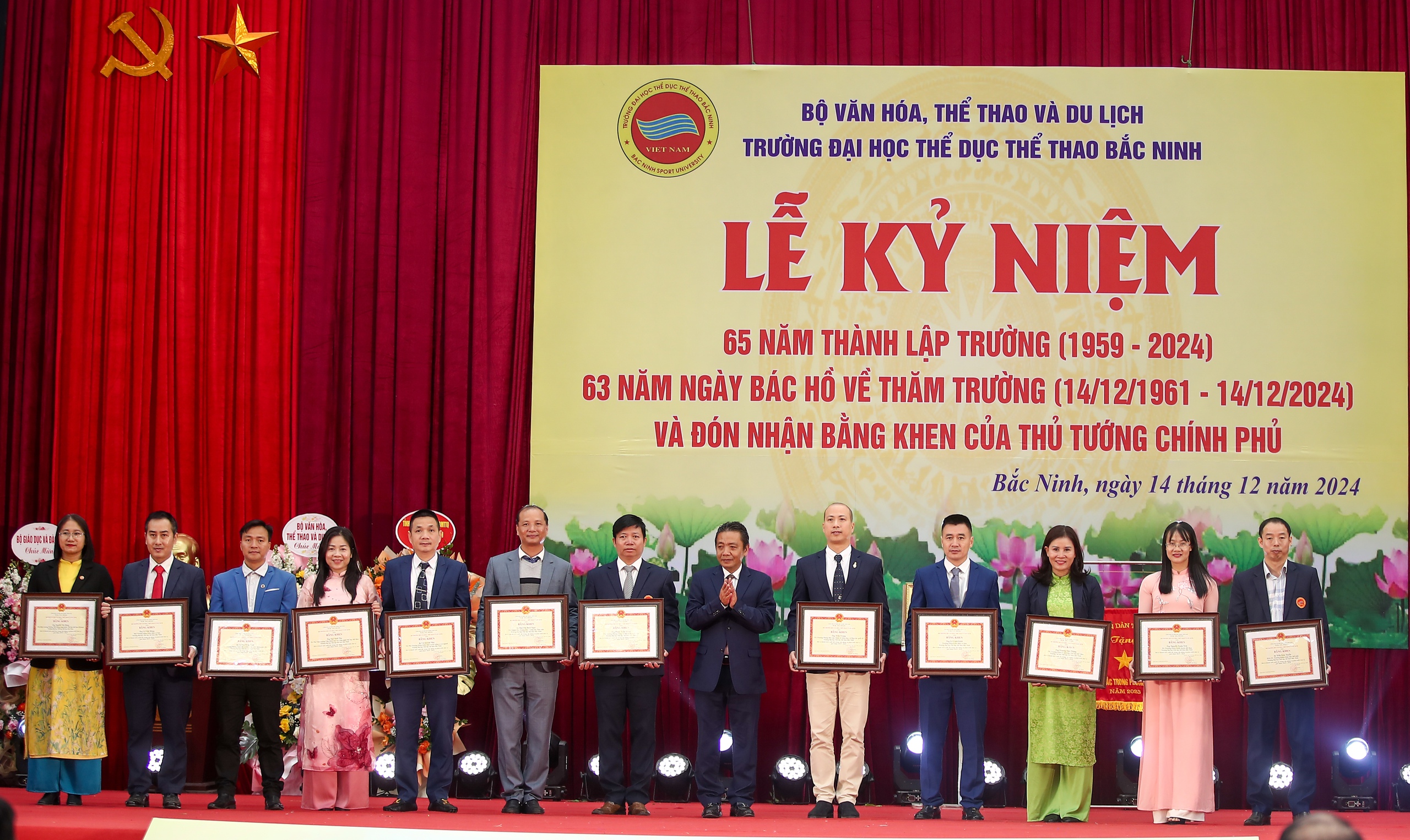 Trường Đại học TDTT Bắc Ninh tổ chức kỷ niệm 65 năm thành lập Trường, 63 năm ngày Bác Hồ về Thăm Trường và đón nhận Bằng khen của Thủ tướng chính phủ - Ảnh 10.