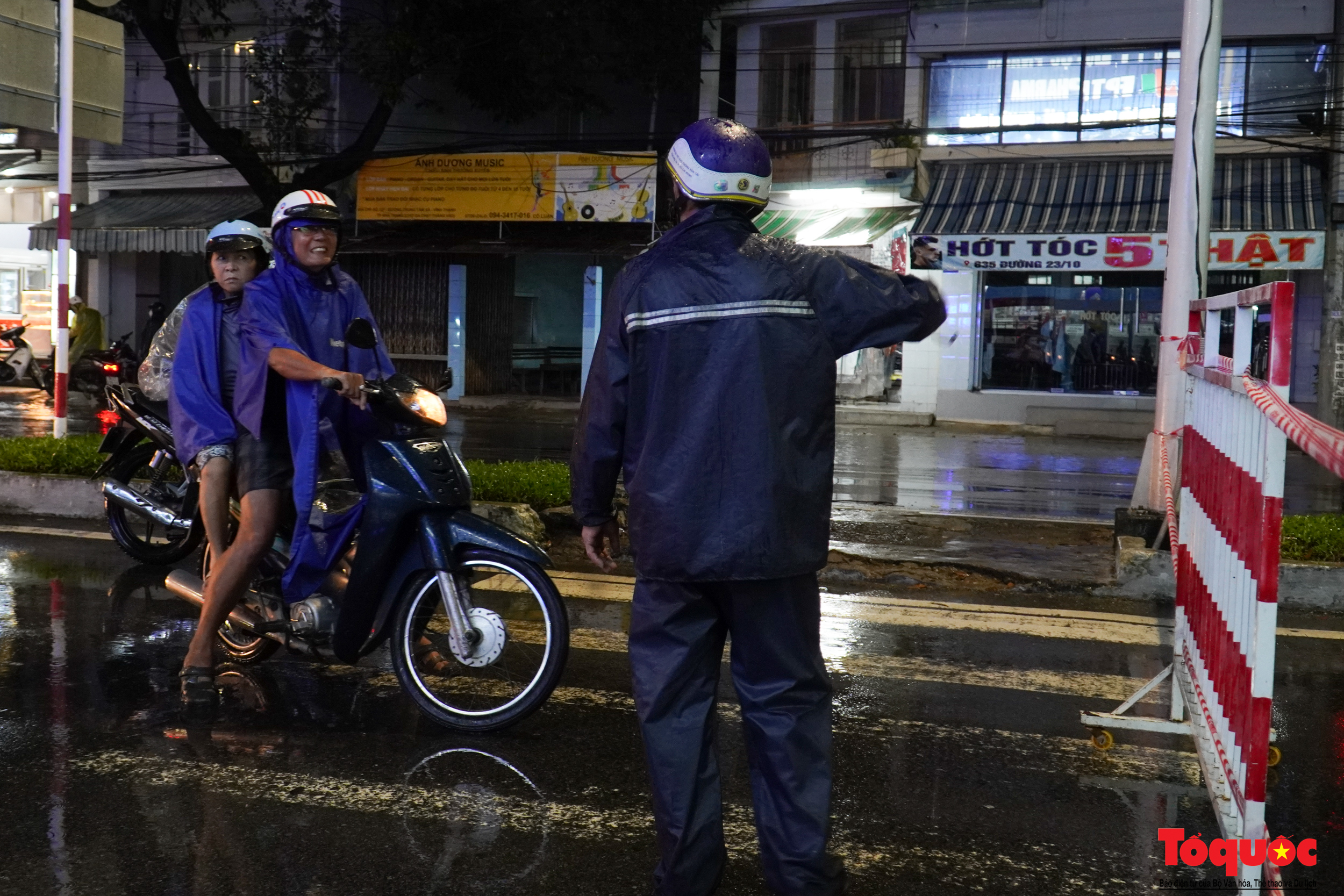 Người dân vùng ven Nha Trang chạy lũ trong đêm - Ảnh 10.