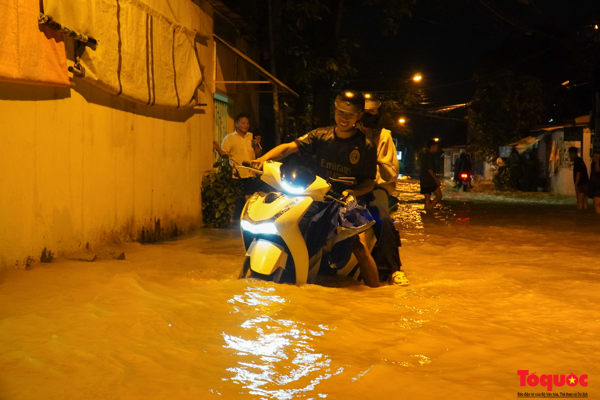 Người dân vùng ven Nha Trang chạy lũ trong đêm - Ảnh 8.