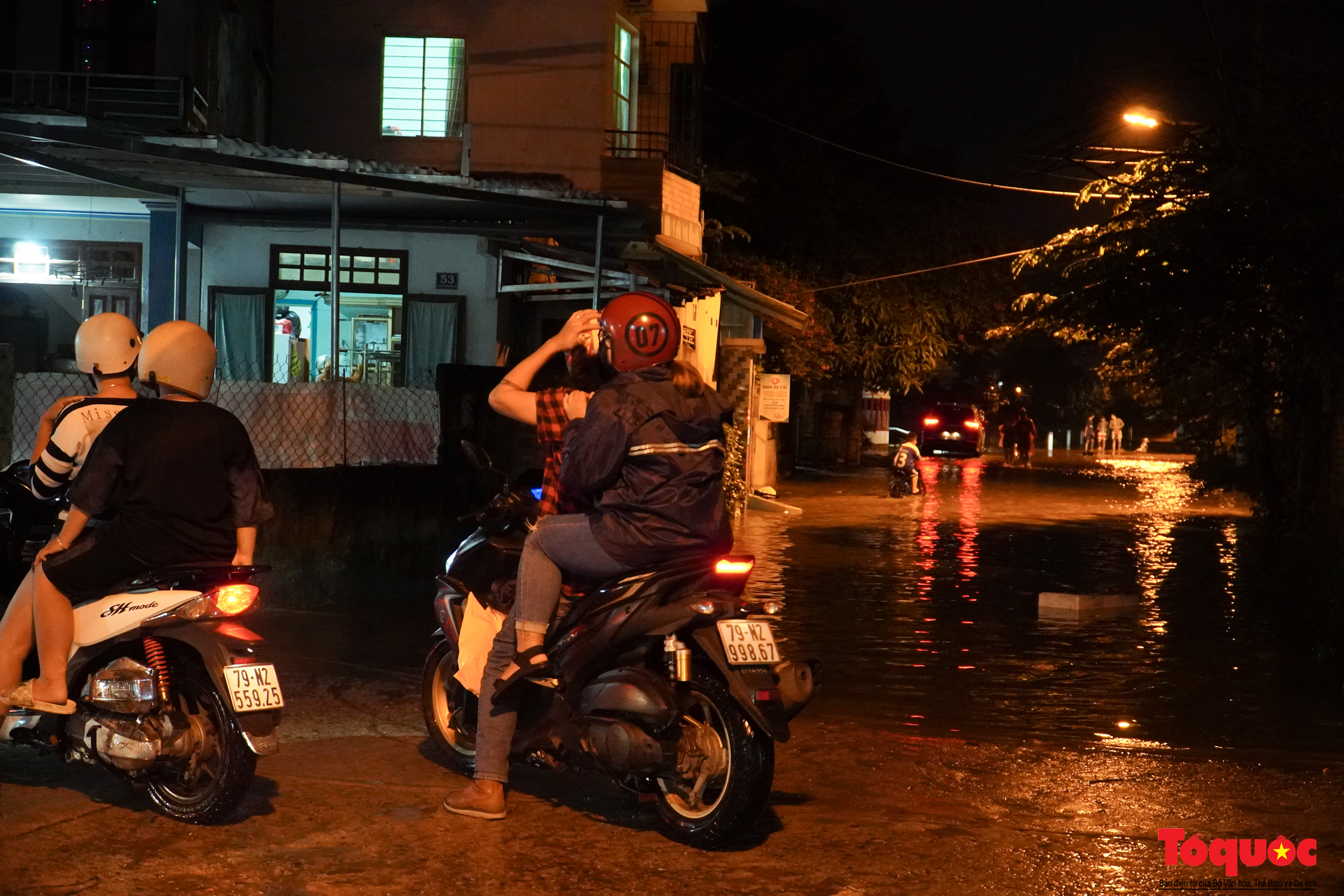 Người dân vùng ven Nha Trang chạy lũ trong đêm - Ảnh 1.