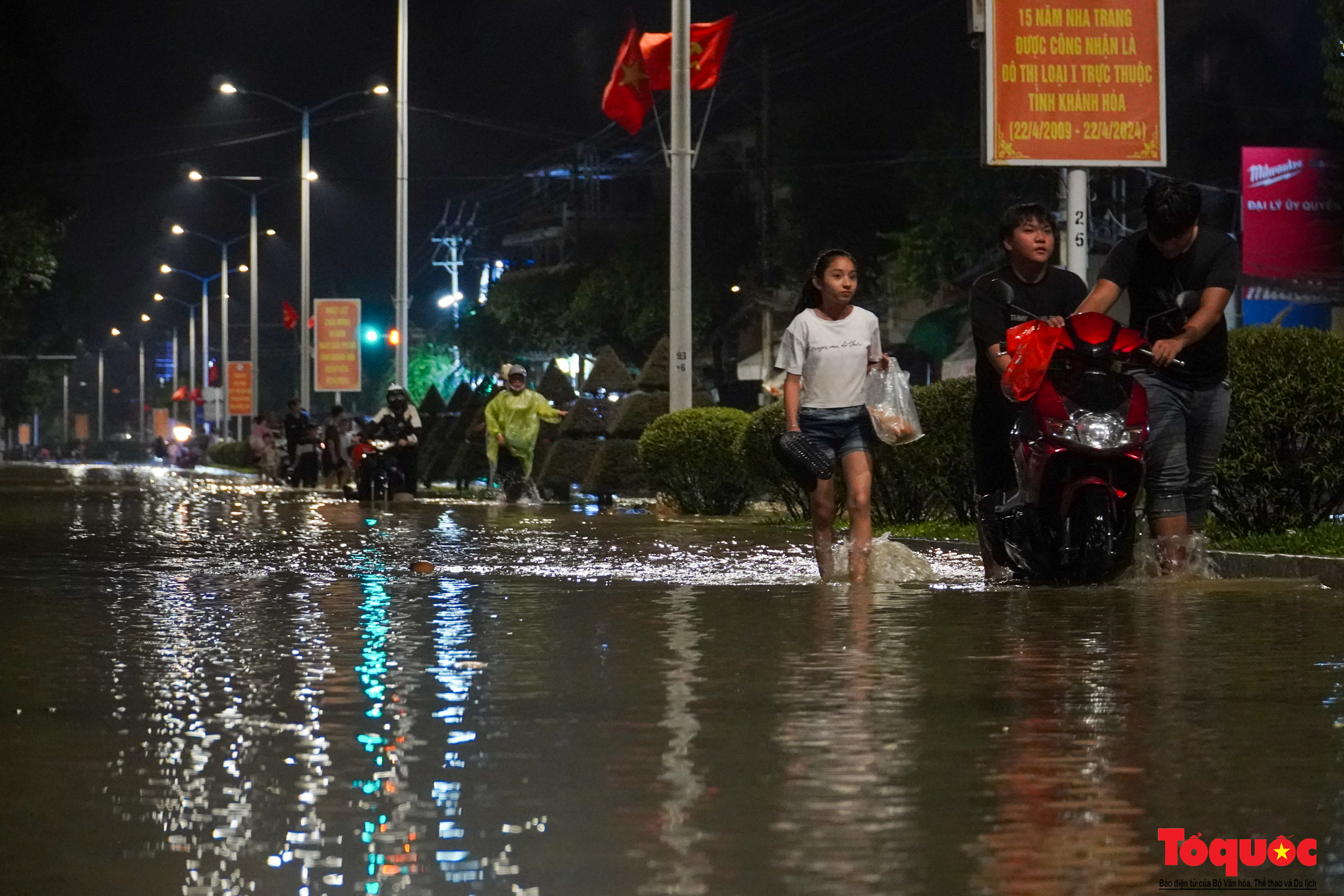 Người dân vùng ven Nha Trang chạy lũ trong đêm - Ảnh 9.