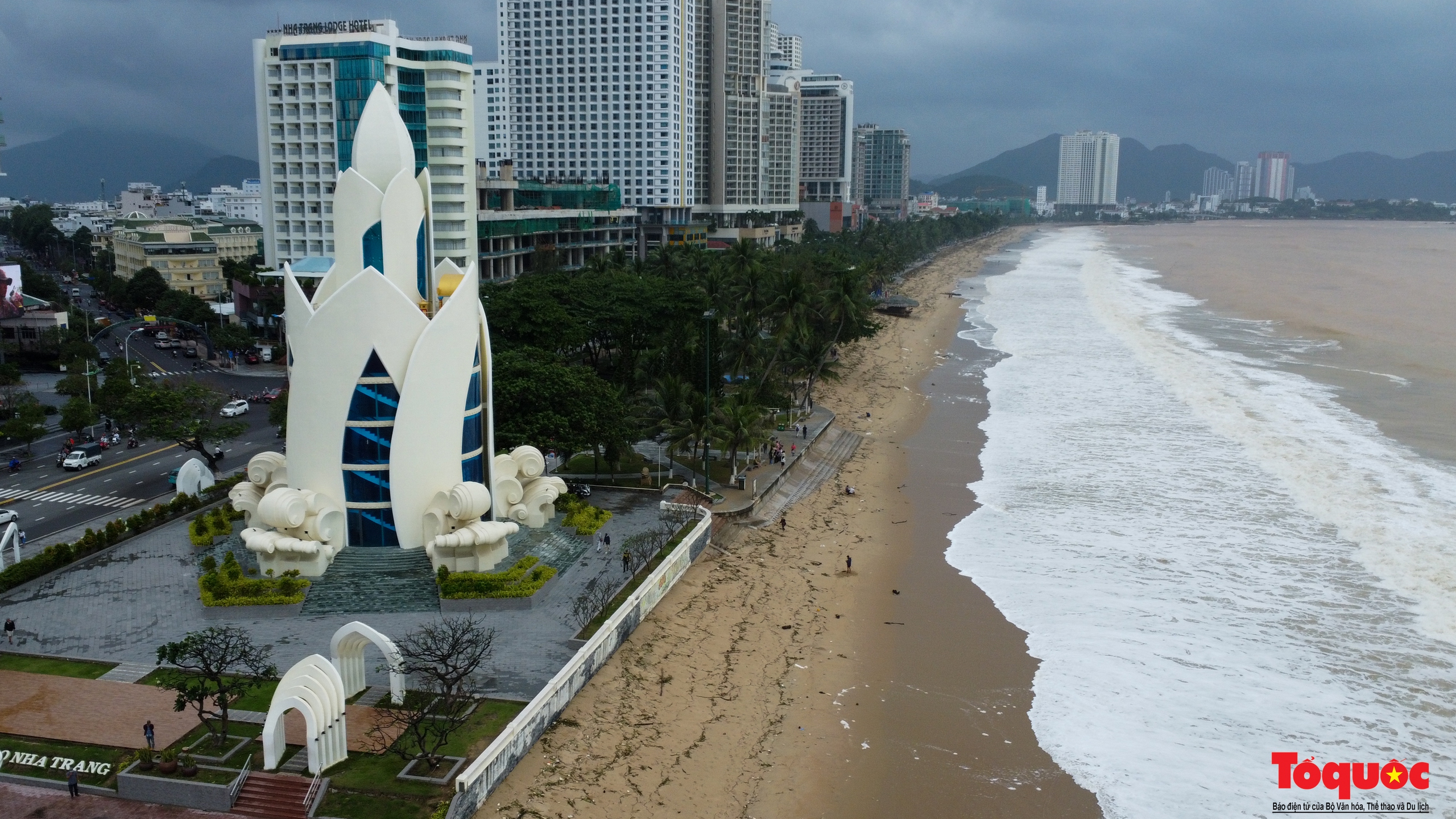 Hàng chục tấn rác tràn lên 5 km bờ biển Nha Trang - Ảnh 14.