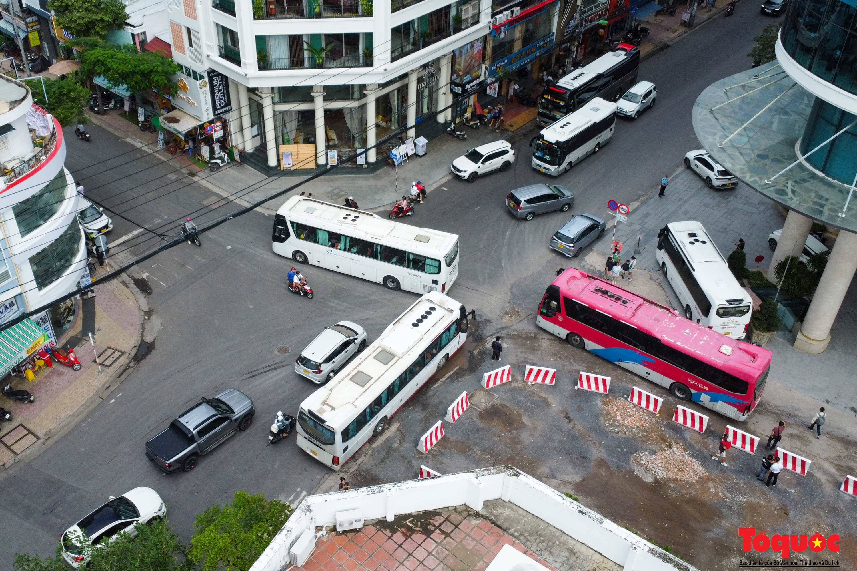 ហាមរថយន្តដែលមានកៅអីលើសពី ២៩ ចូលកណ្តាលក្រុងញ៉ាត្រាង - រូបថត ២. Cấm ô tô trên 29 chỗ vào trung tâm Nha Trang - Ảnh 2.