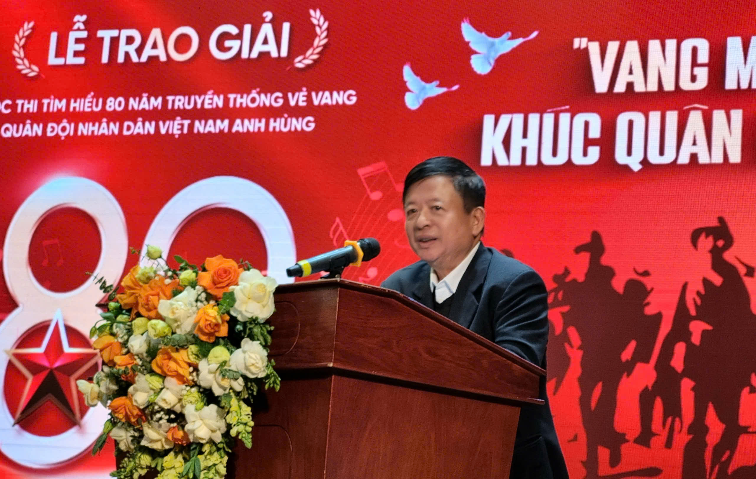 ពិធីប្រគល់រង្វាន់ការប្រលង “ស្វែងយល់អំពី ៨០ឆ្នាំនៃប្រពៃណីដ៏រុងរឿងរបស់កងទ័ពប្រជាជនវៀតណាម” - រូបថត ១. Trao giải Cuộc thi