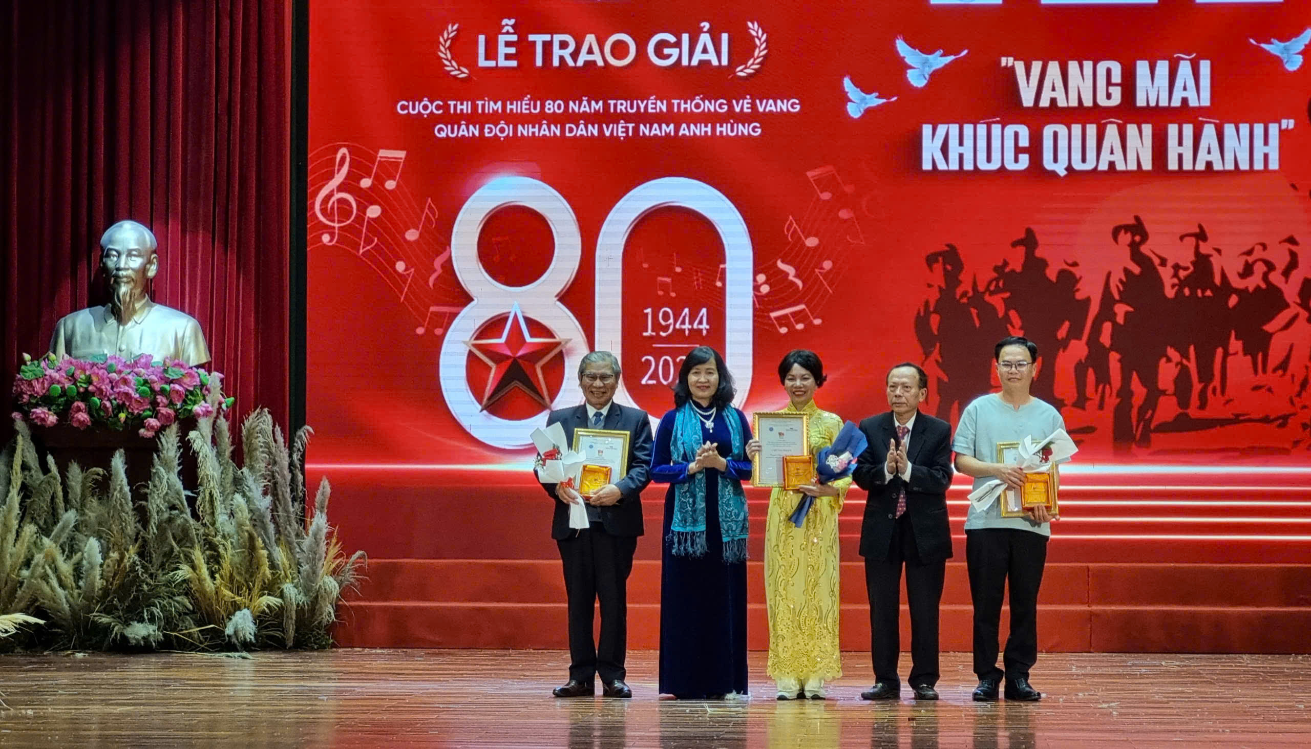 ពិធីប្រគល់រង្វាន់ការប្រលង “ស្វែងយល់អំពី ៨០ឆ្នាំនៃប្រពៃណីដ៏រុងរឿងរបស់កងទ័ពប្រជាជនវៀតណាម” - រូបថត ៣. Trao giải Cuộc thi