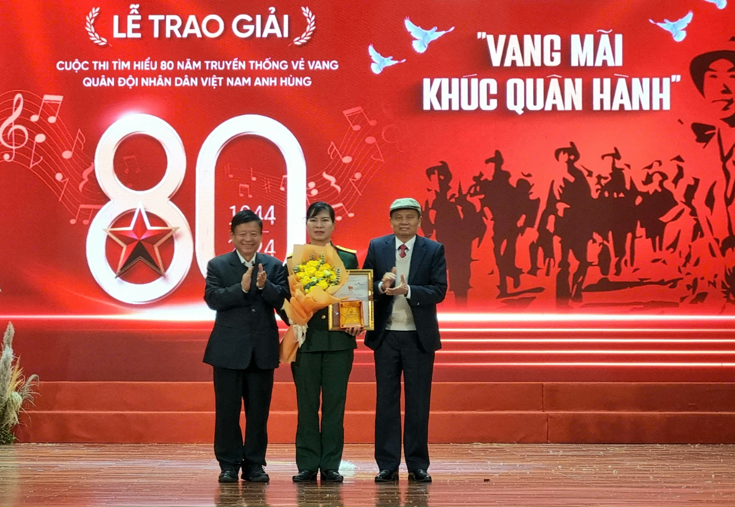 ពិធីប្រគល់រង្វាន់ការប្រលង “ស្វែងយល់អំពី ៨០ឆ្នាំនៃប្រពៃណីដ៏រុងរឿងរបស់កងទ័ពប្រជាជនវៀតណាម” - រូបថត ២. Trao giải Cuộc thi