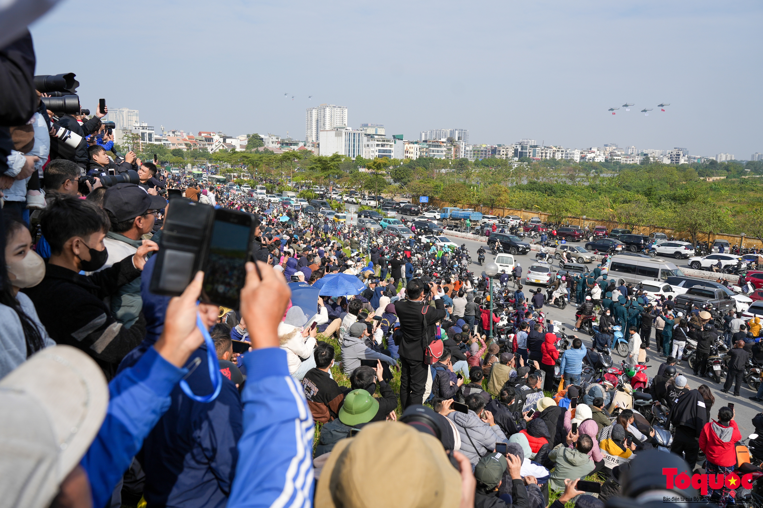 Khai mạc Triển lãm Quốc phòng quốc tế Việt Nam 2024: Người dân xếp hàng dài xem &quot;Hổ mang chúa&quot; nhả lửa - Ảnh 9.