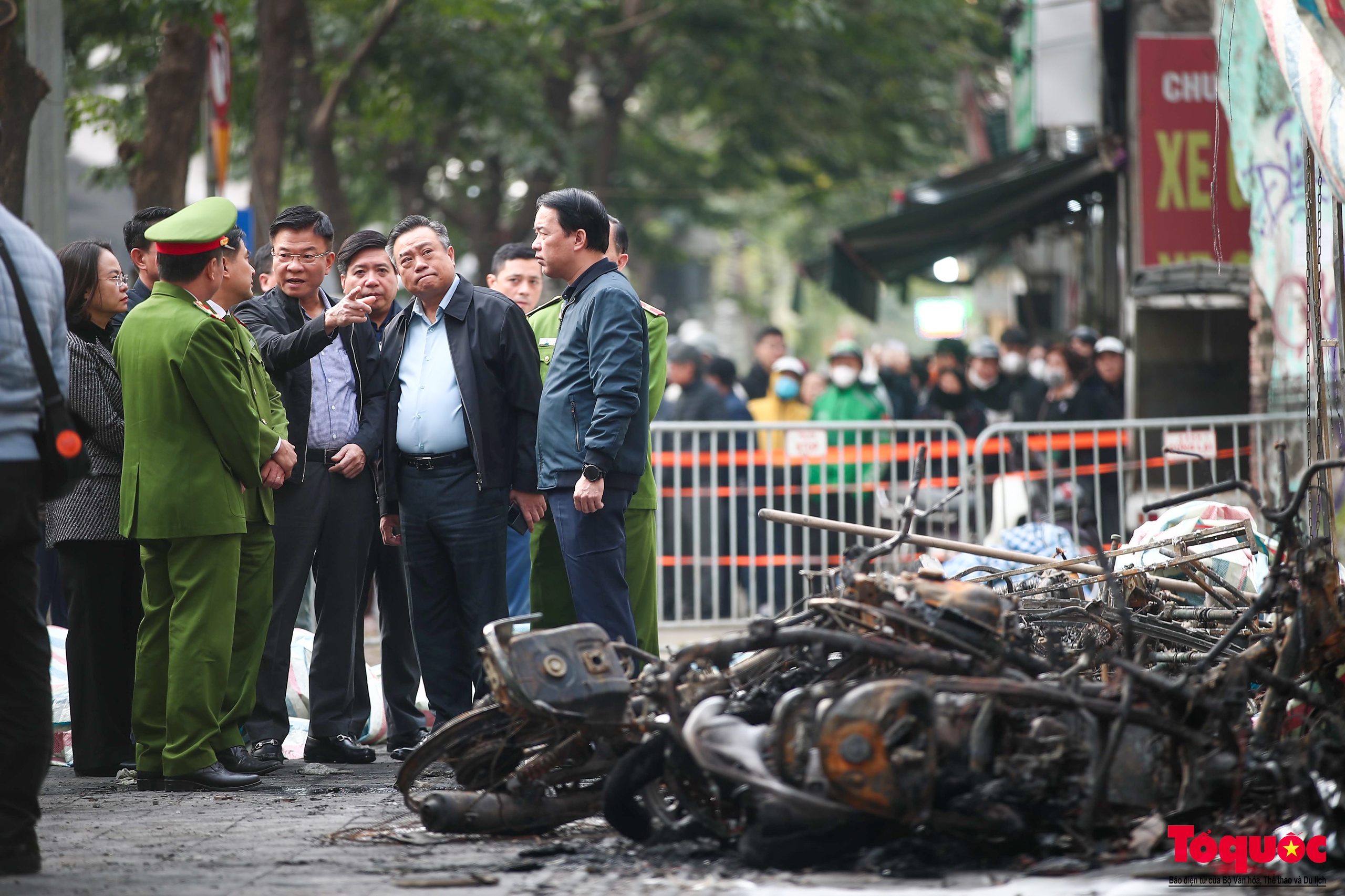 Phó Thủ tướng Lê Thành Long kiểm tra hiện trường, thăm hỏi nạn nhân vụ cháy quán cà phê tại Hà Nội - Ảnh 6.