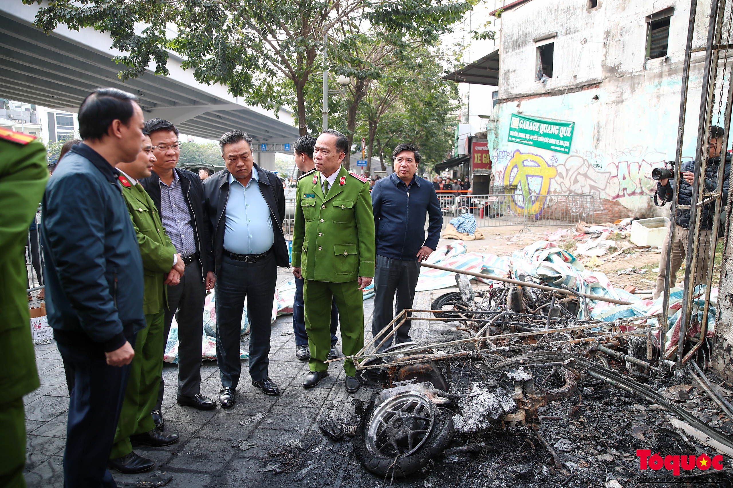 Phó Thủ tướng Lê Thành Long kiểm tra hiện trường, thăm hỏi nạn nhân vụ cháy quán cà phê tại Hà Nội - Ảnh 3.