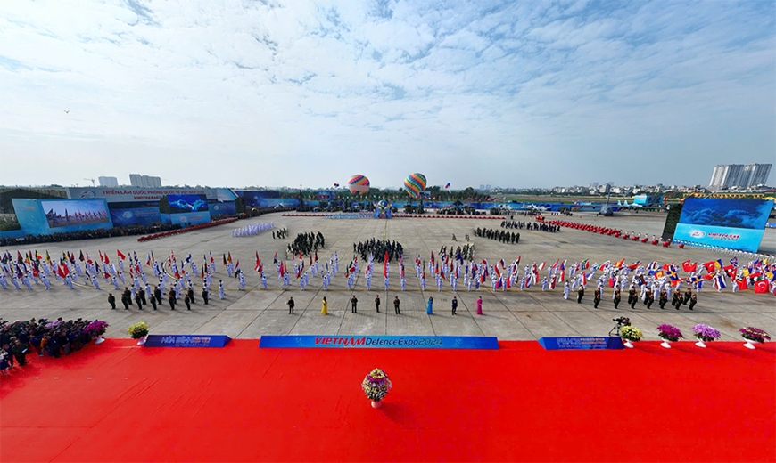 Khai mạc Triển lãm Quốc phòng quốc tế Việt Nam 2024: Người dân xếp hàng dài xem &quot;Hổ mang chúa&quot; nhả lửa - Ảnh 5.