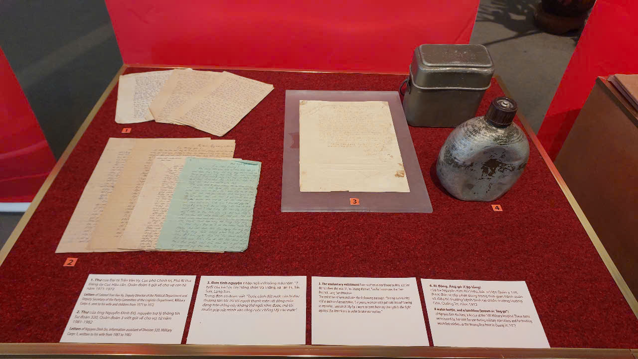 با دیدن فرم درخواست خدمت که با خون نوشته شده بود، متاثر شدم - عکس ۳. Xúc động xem lá đơn xin nhập ngũ viết bằng máu - Ảnh 3.