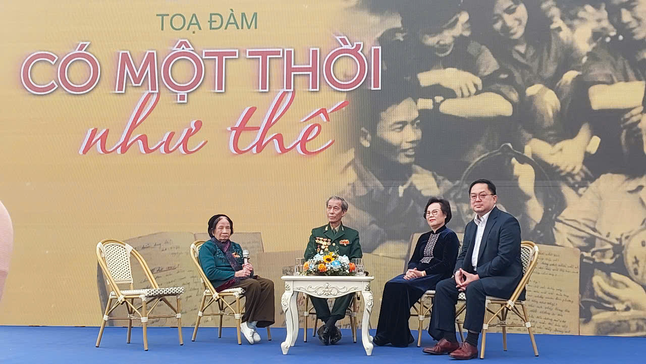 با دیدن فرم درخواست خدمت که با خون نوشته شده بود، متاثر شدم - عکس ۱. Xúc động xem lá đơn xin nhập ngũ viết bằng máu - Ảnh 1.