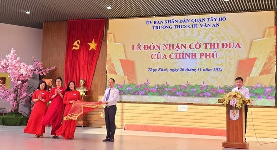 Hà Nội: Trường THCS Chu Văn An đón nhận cờ thi đua Chính phủ - Ảnh 1.