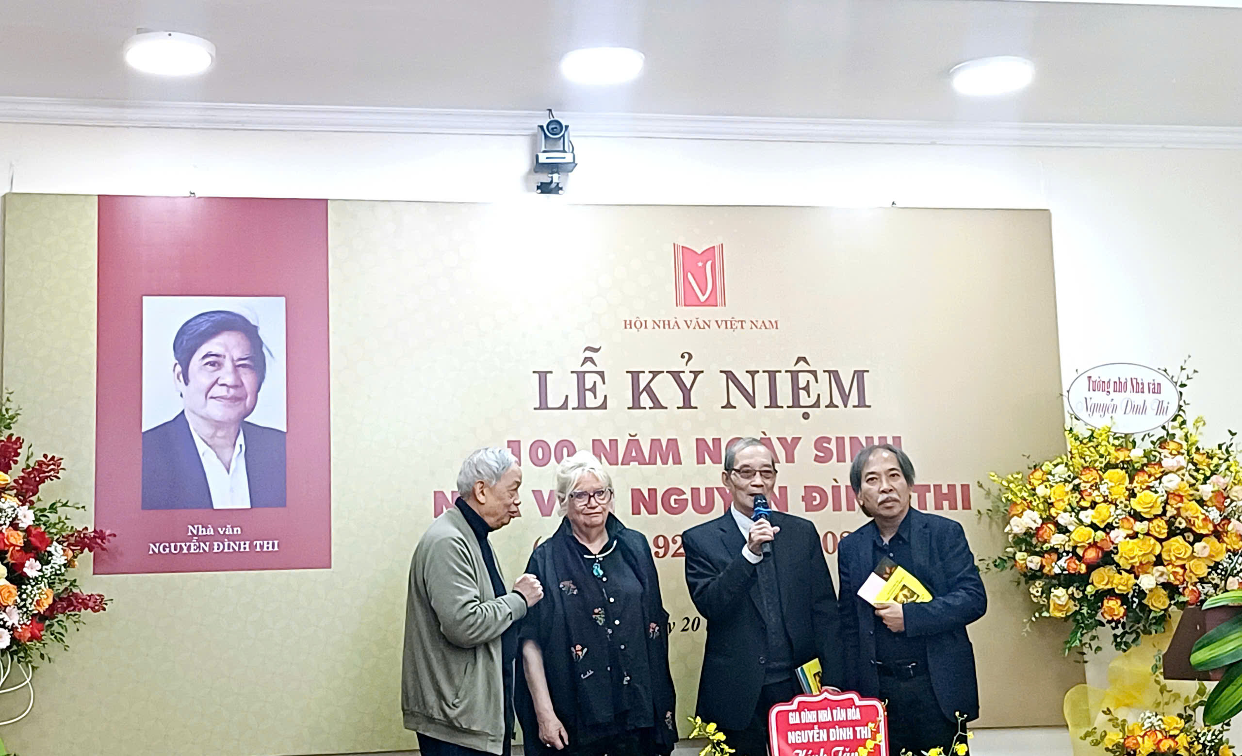 مصنف Nguyen Dinh Thi کو یاد کرنا اور ان کا احترام کرنا - تصویر 2۔ Tưởng nhớ và tôn vinh nhà văn Nguyễn Đình Thi - Ảnh 2.