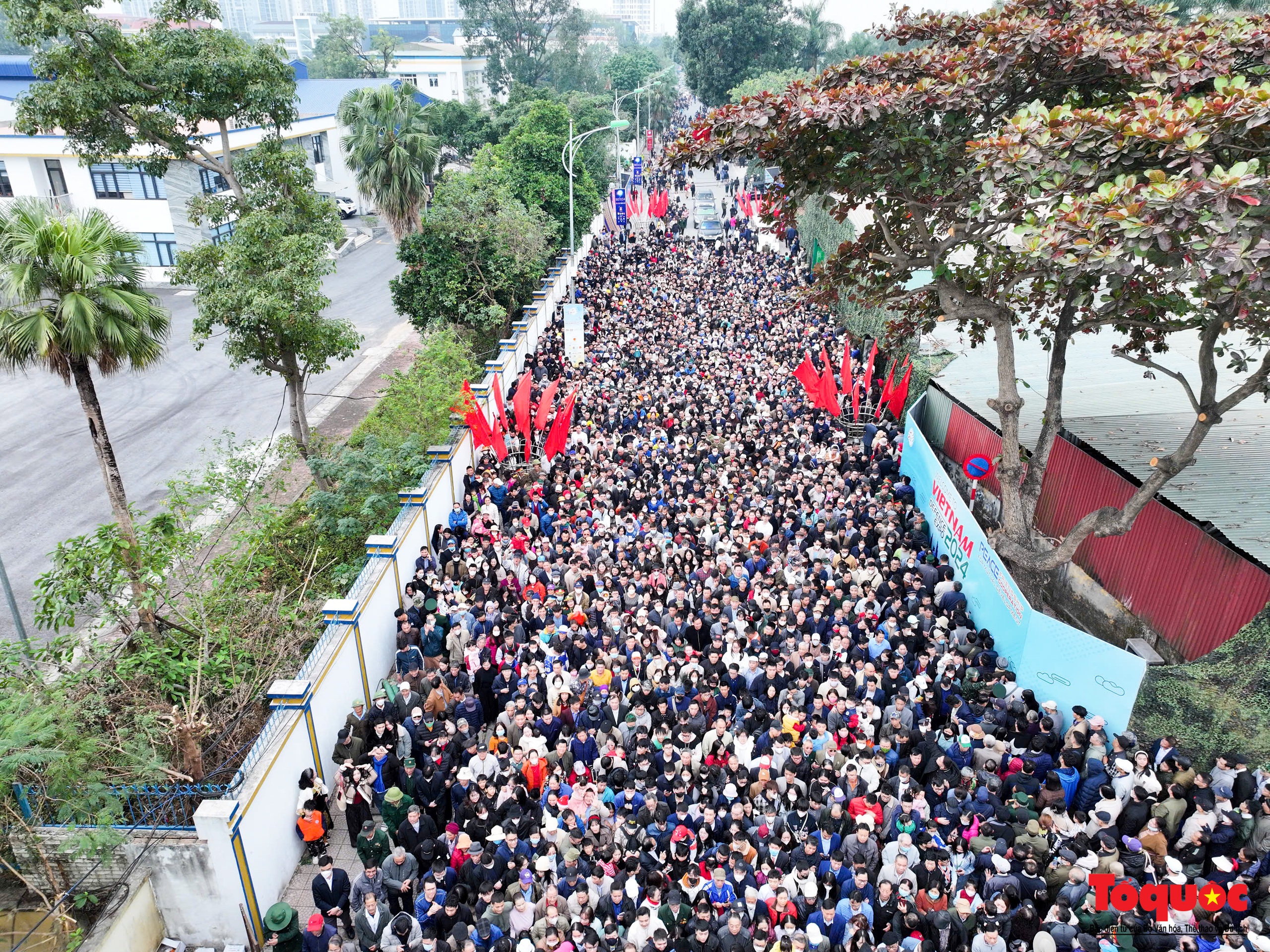 Hàng ngàn người dân xếp hàng xem triển lãm quốc phòng quốc tế - Ảnh 3.