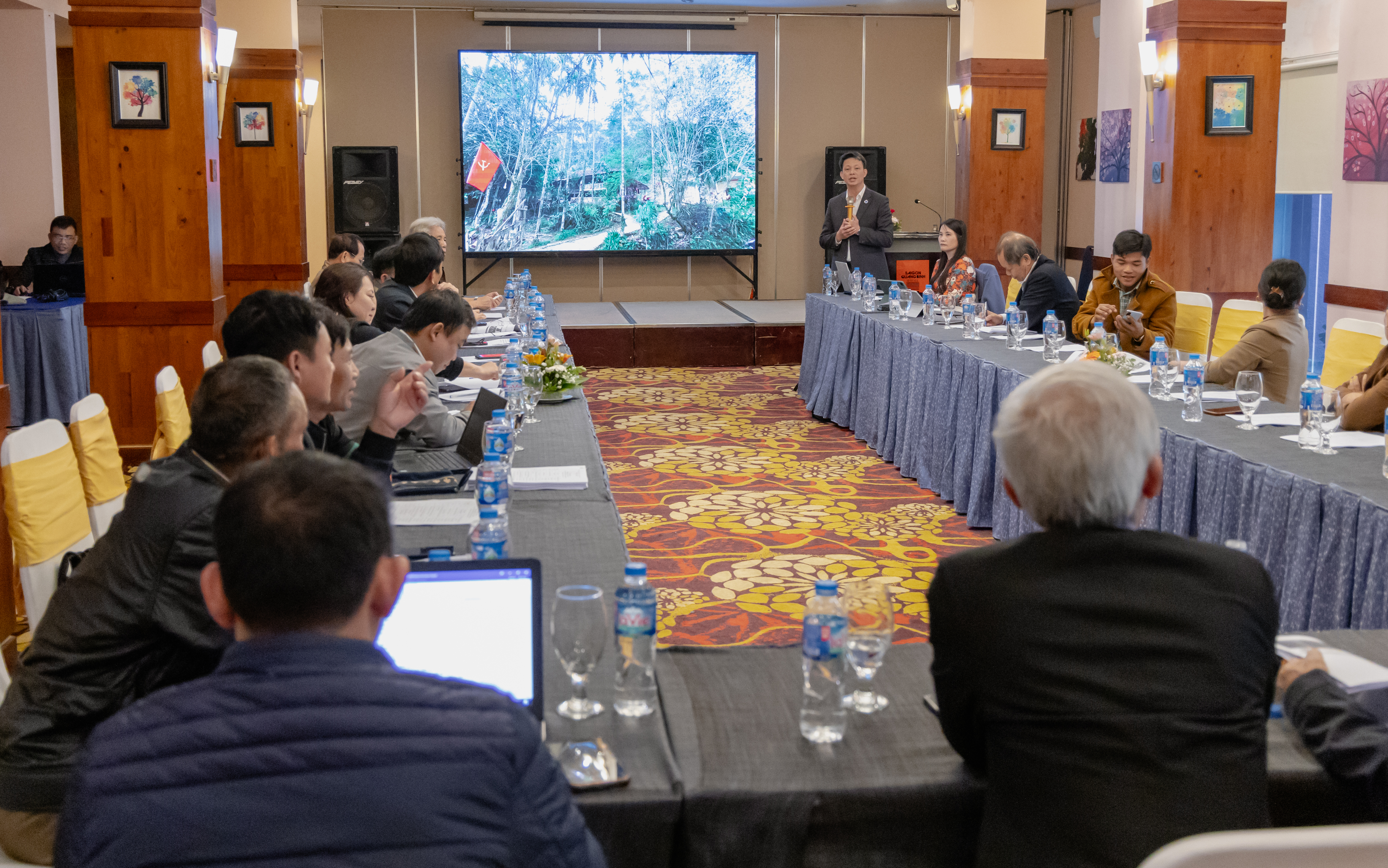 Quang Binh'deki Chut etnik grubunun kostümlerinin şekillendirilmesi - Fotoğraf 1. Định hình trang phục đồng bào dân tộc Chứt tại Quảng Bình - Ảnh 1.