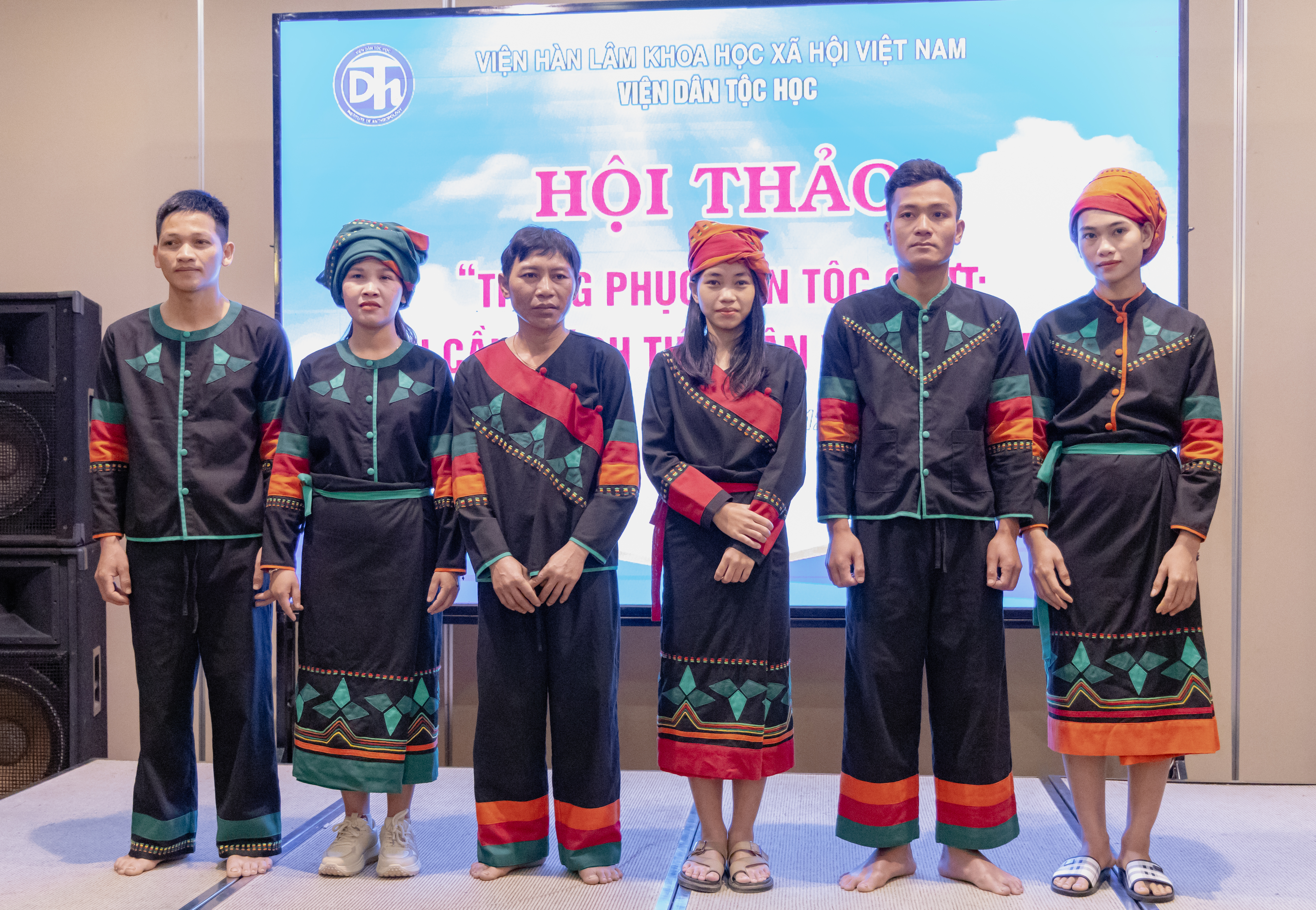 Quang Binh'deki Chut etnik grubunun kostümlerinin şekillendirilmesi - Fotoğraf 3. Định hình trang phục đồng bào dân tộc Chứt tại Quảng Bình - Ảnh 3.