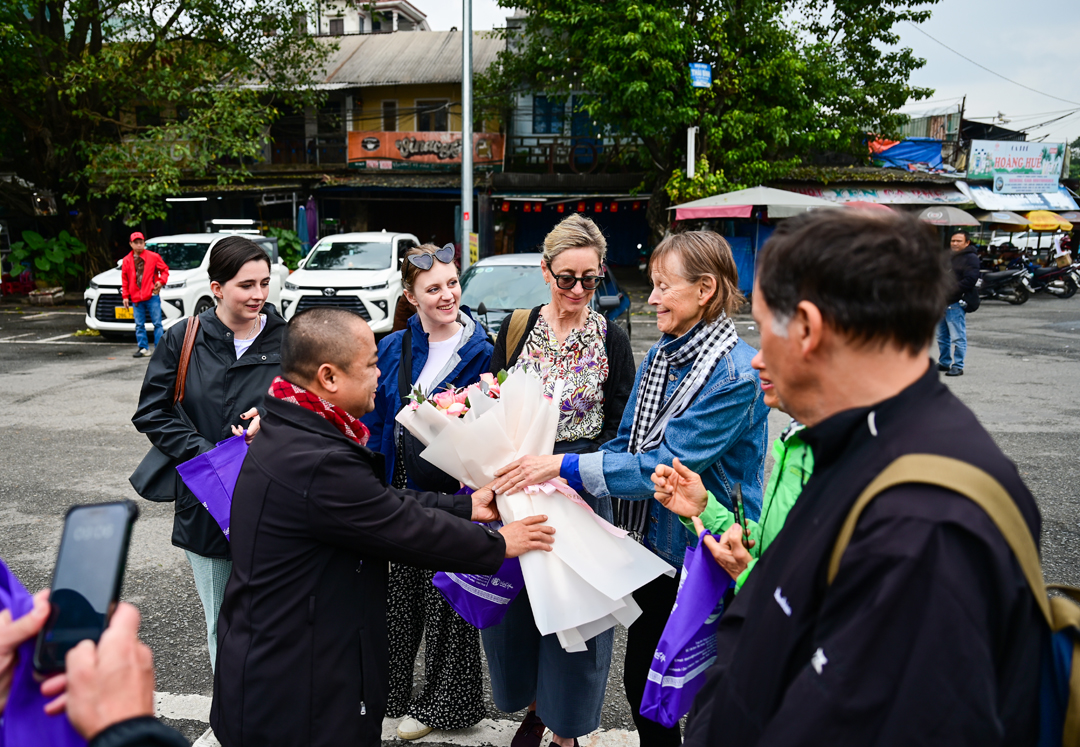 Hue vítá turisty z celého Vietnamu luxusním vlakem - Foto 2. Huế đón đoàn khách xuyên Việt trên chuyến tàu lửa hạng sang  - Ảnh 2.