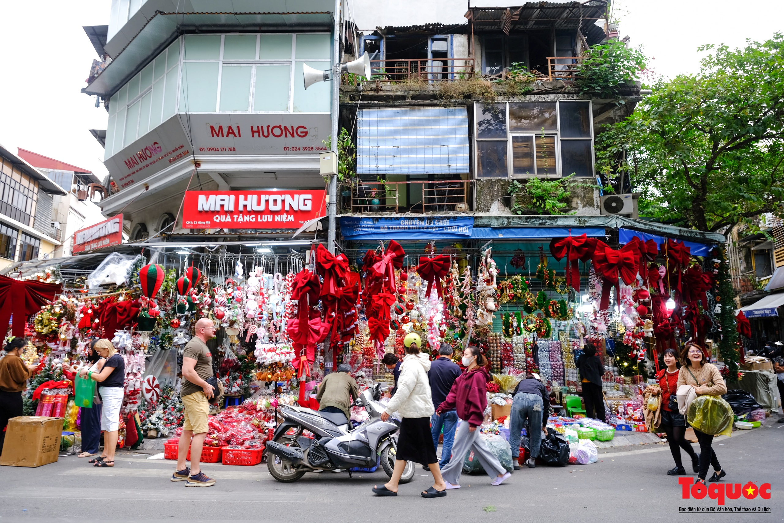 Người &quot;nặn&quot; ông già tuyết ở Hà Nội  - Ảnh 1.