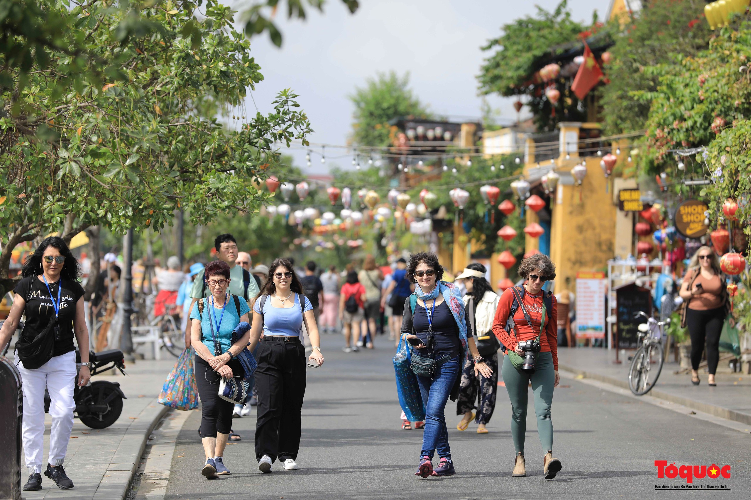 Il numero di turisti internazionali che visitano Quang Nam è in aumento - Foto 1. Khách quốc tế đến Quảng Nam ngày càng tăng - Ảnh 1.