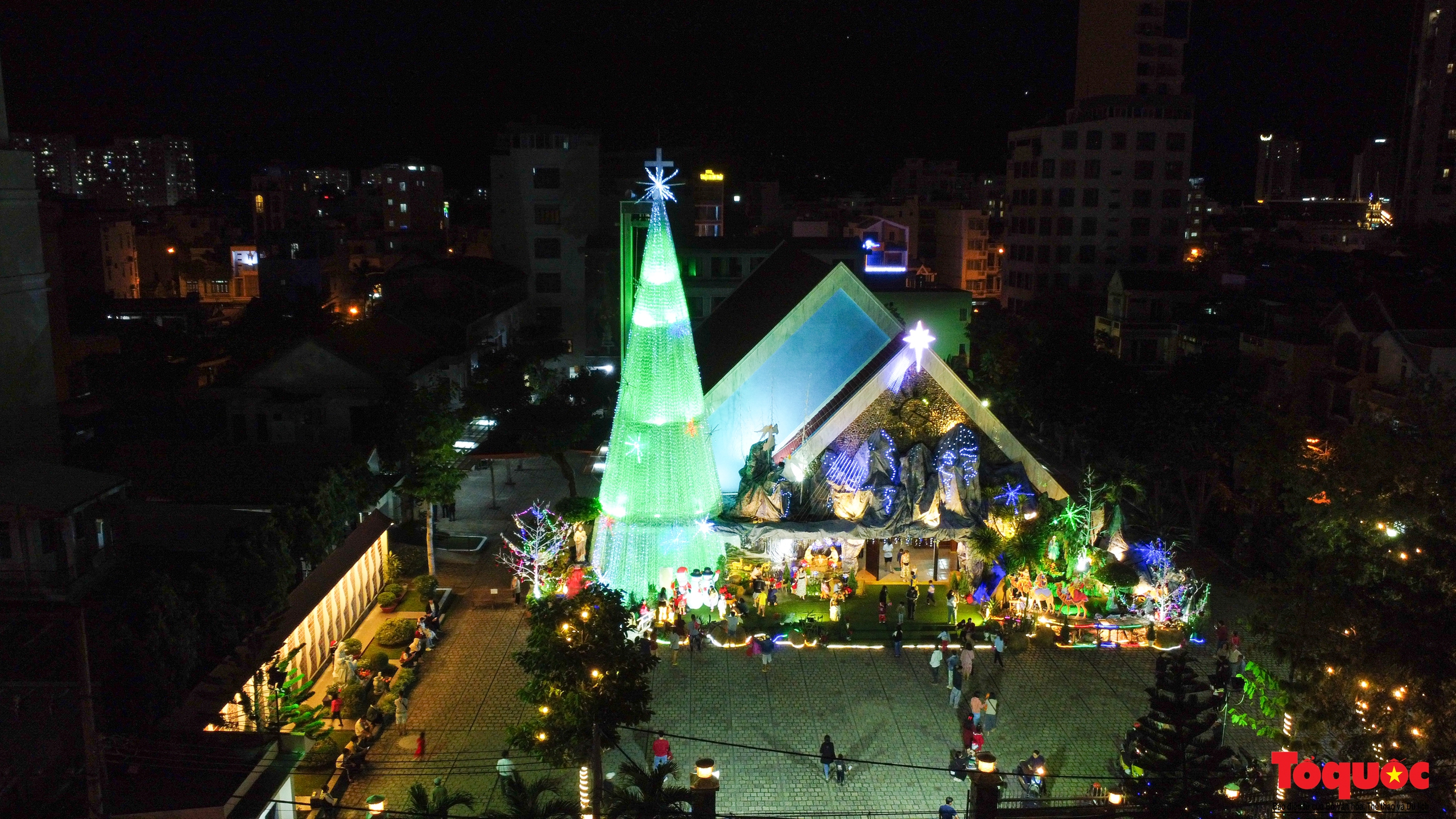 Độc đáo cây thông Noel làm từ 15.000 chai nhựa - Ảnh 1.