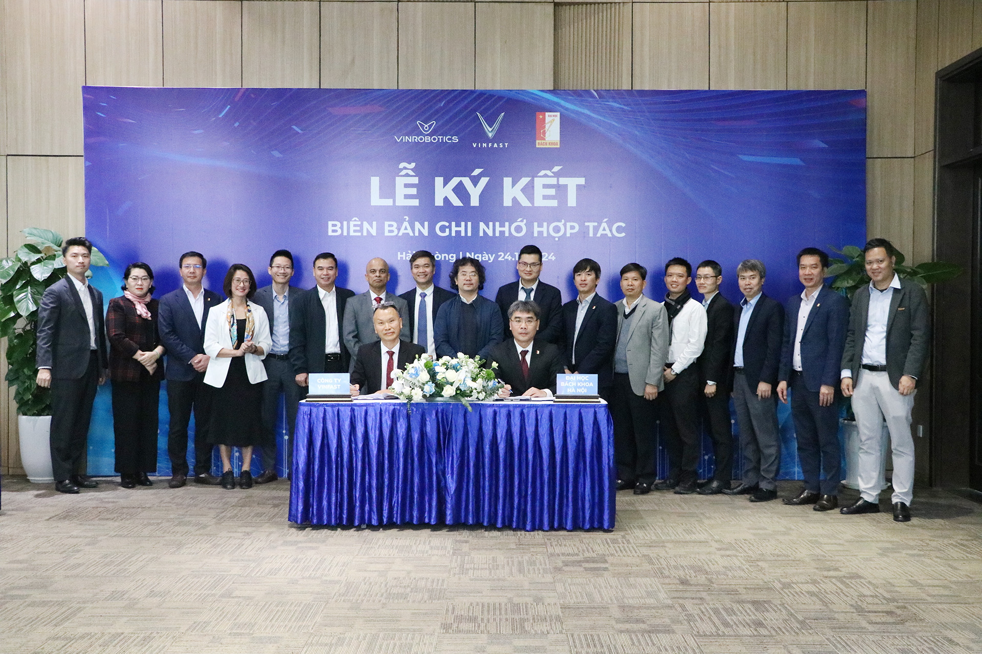 VinFast dan VinRobotics bekerjasama untuk mempromosikan latihan dan penyelidikan saintifik dengan Universiti Sains dan Teknologi Hanoi - Foto 1. VinFast, VinRobotics hợp tác thúc đẩy đào tạo và nghiên cứu khoa học với Đại học Bách Khoa Hà Nội - Ảnh 1.