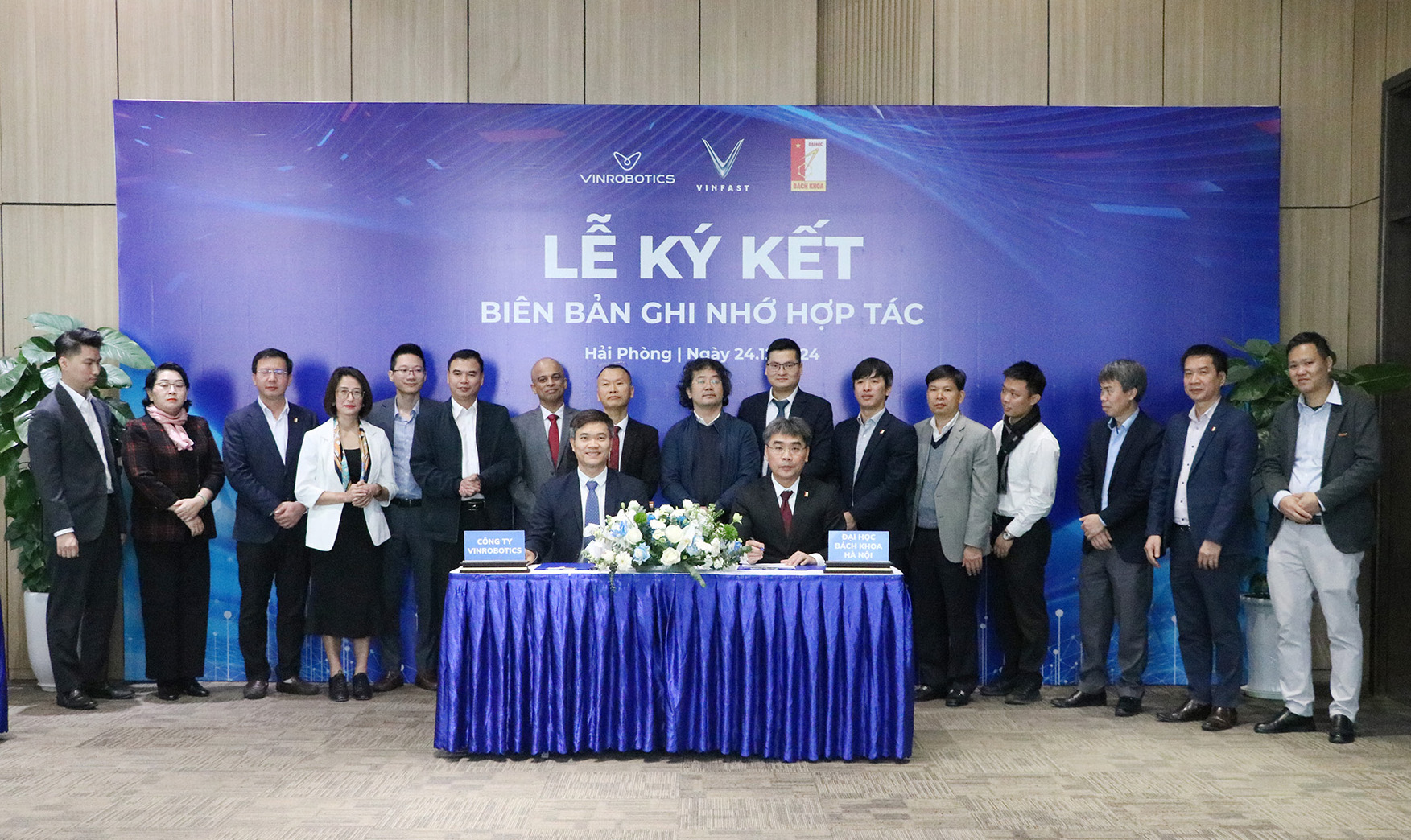 VinFast dan VinRobotics bekerjasama untuk mempromosikan latihan dan penyelidikan saintifik dengan Universiti Sains dan Teknologi Hanoi - Foto 2. VinFast, VinRobotics hợp tác thúc đẩy đào tạo và nghiên cứu khoa học với Đại học Bách Khoa Hà Nội - Ảnh 2.