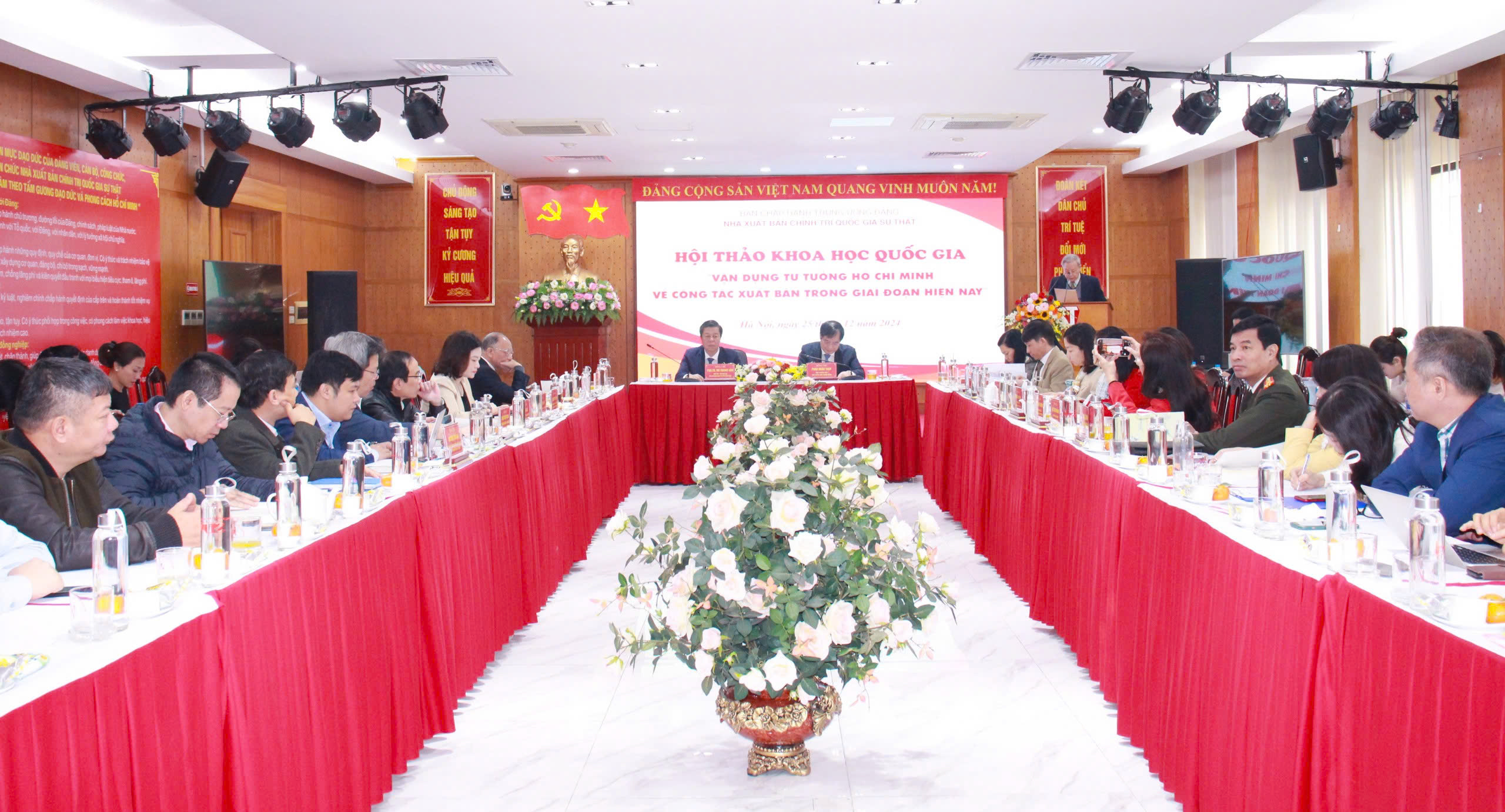 Εργαστήριο για την εφαρμογή των σκέψεων του Χο Τσι Μινχ στο εκδοτικό έργο - Φωτογραφία 1. Hội thảo vận dụng tư tưởng Hồ Chí Minh về công tác xuất bản - Ảnh 1.