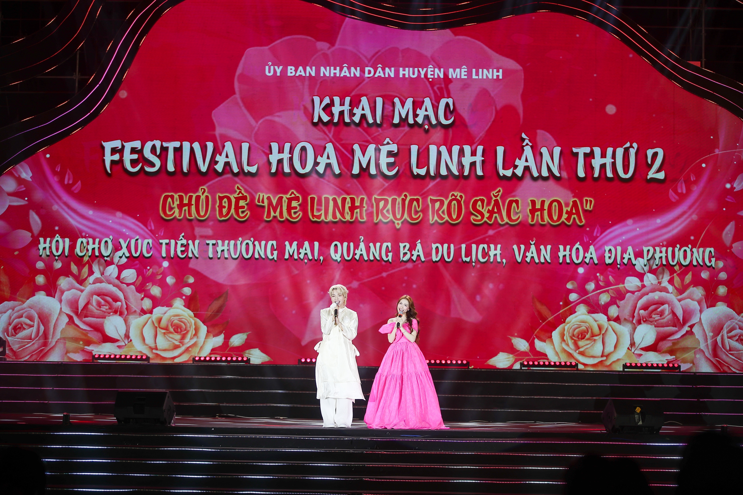 Mê Linh rực rỡ hương sắc đêm khai mạc Festival hoa 2024 - Ảnh 13.