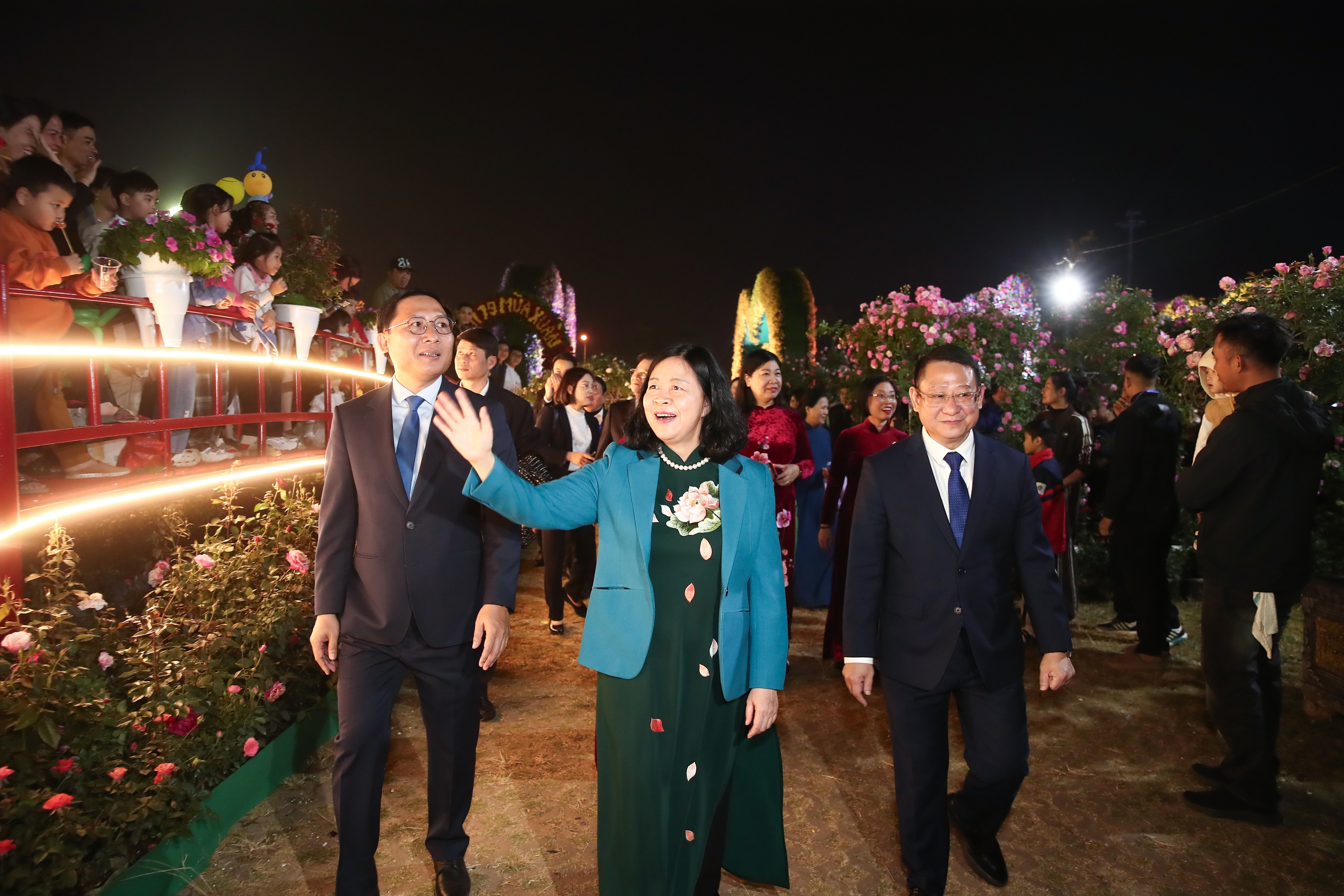 Mê Linh rực rỡ hương sắc đêm khai mạc Festival hoa 2024 - Ảnh 3.