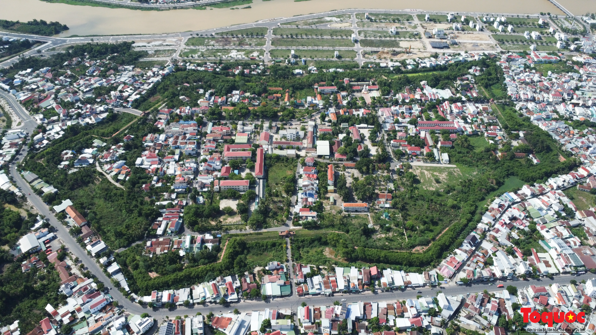 Memulakan pemulihan dan hiasan peninggalan negara Kubu Dien Khanh - Foto 1. Bắt đầu tu bổ, tôn tạo di tích quốc gia Thành cổ Diên Khánh - Ảnh 1.