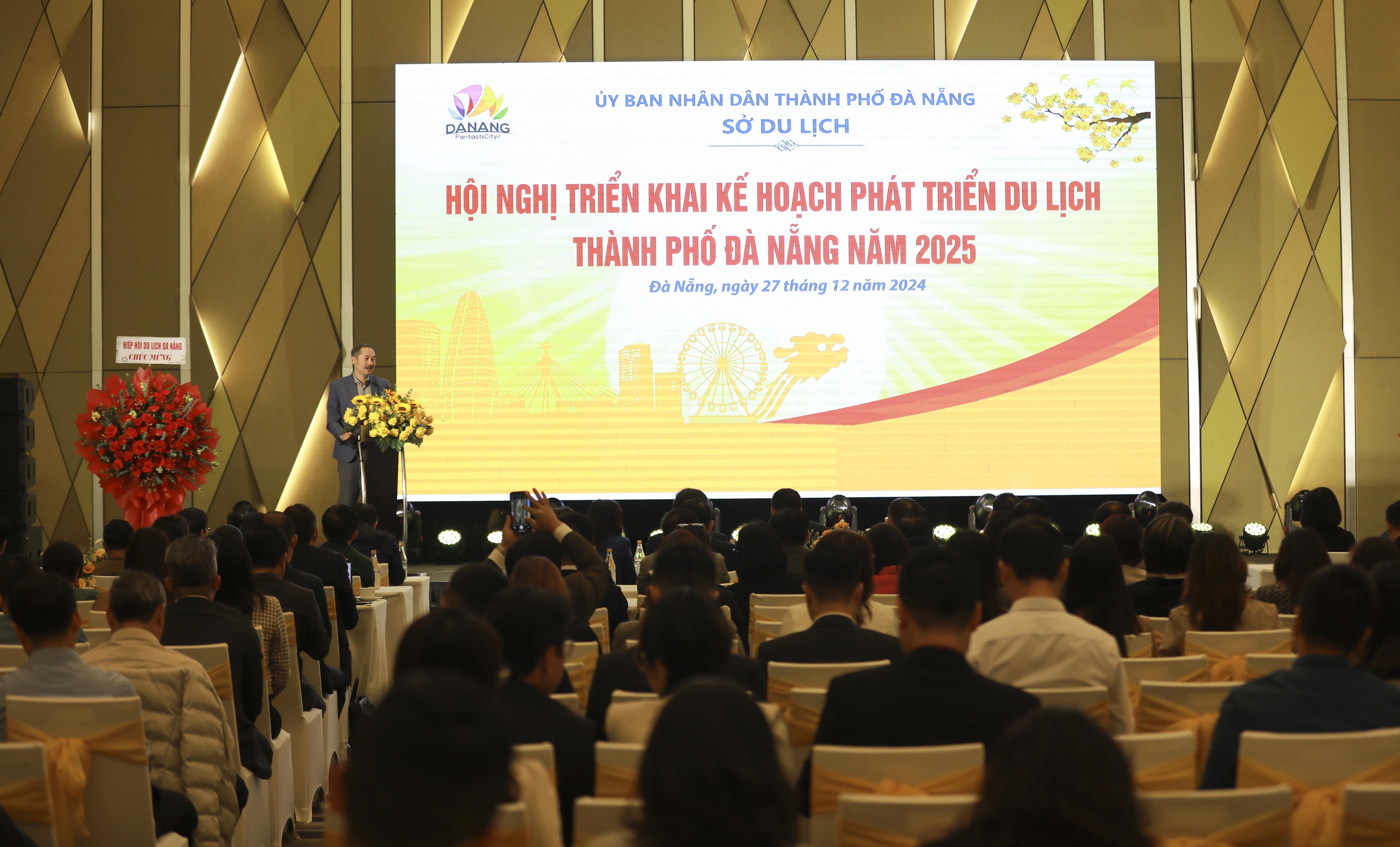 ទីក្រុង Da Nang កំណត់របកគំហើញចំនួន ៣ ដើម្បីជំរុញការអភិវឌ្ឍន៍ទេសចរណ៍ឆ្នាំ ២០២៥ - រូបថត ១. Đà Nẵng xác định 3 đột phá thúc đẩy phát triển du lịch năm 2025 - Ảnh 1.