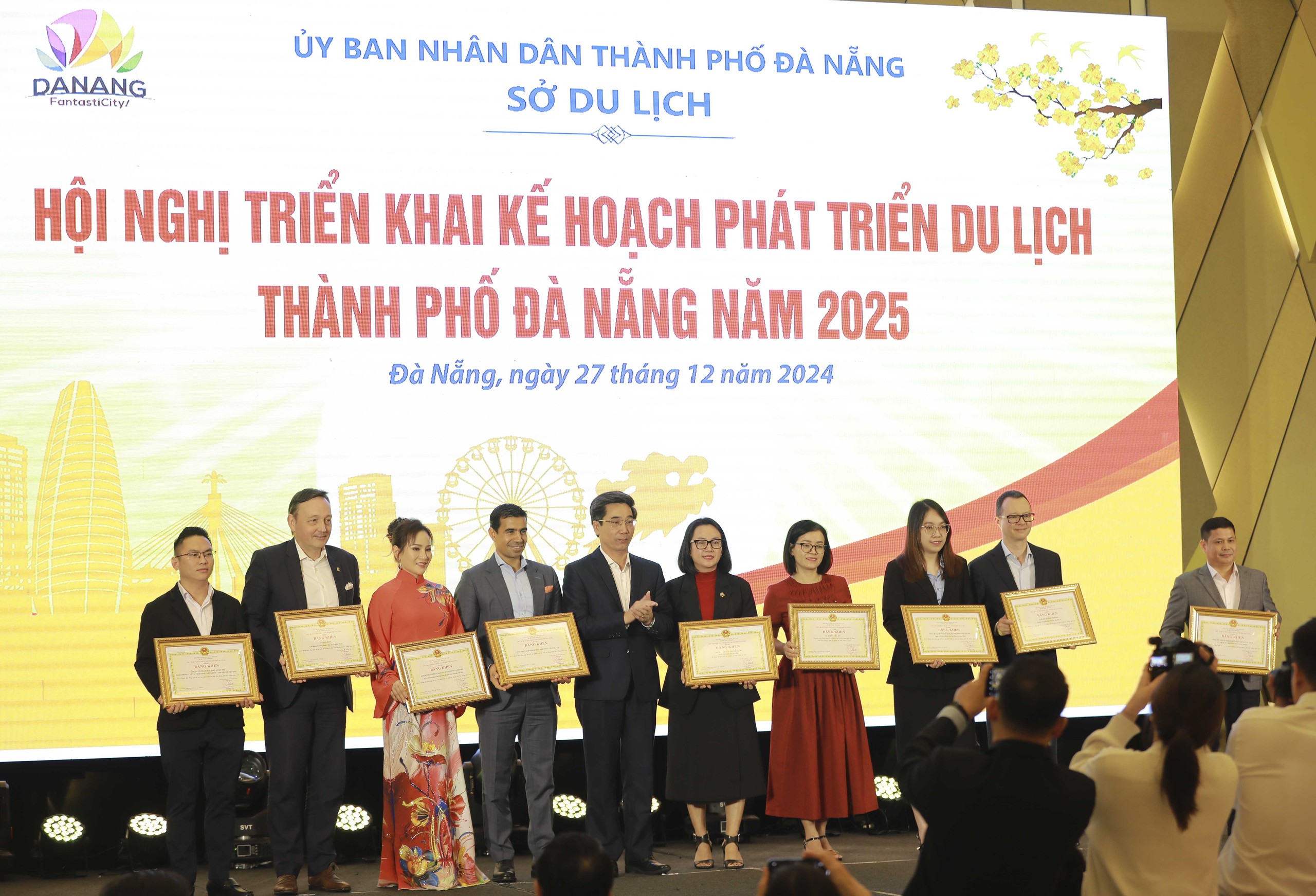 ទីក្រុង Da Nang កំណត់របកគំហើញចំនួន ៣ ដើម្បីជំរុញការអភិវឌ្ឍន៍ទេសចរណ៍ឆ្នាំ ២០២៥ - រូបថត ៧. Đà Nẵng xác định 3 đột phá thúc đẩy phát triển du lịch năm 2025 - Ảnh 7.