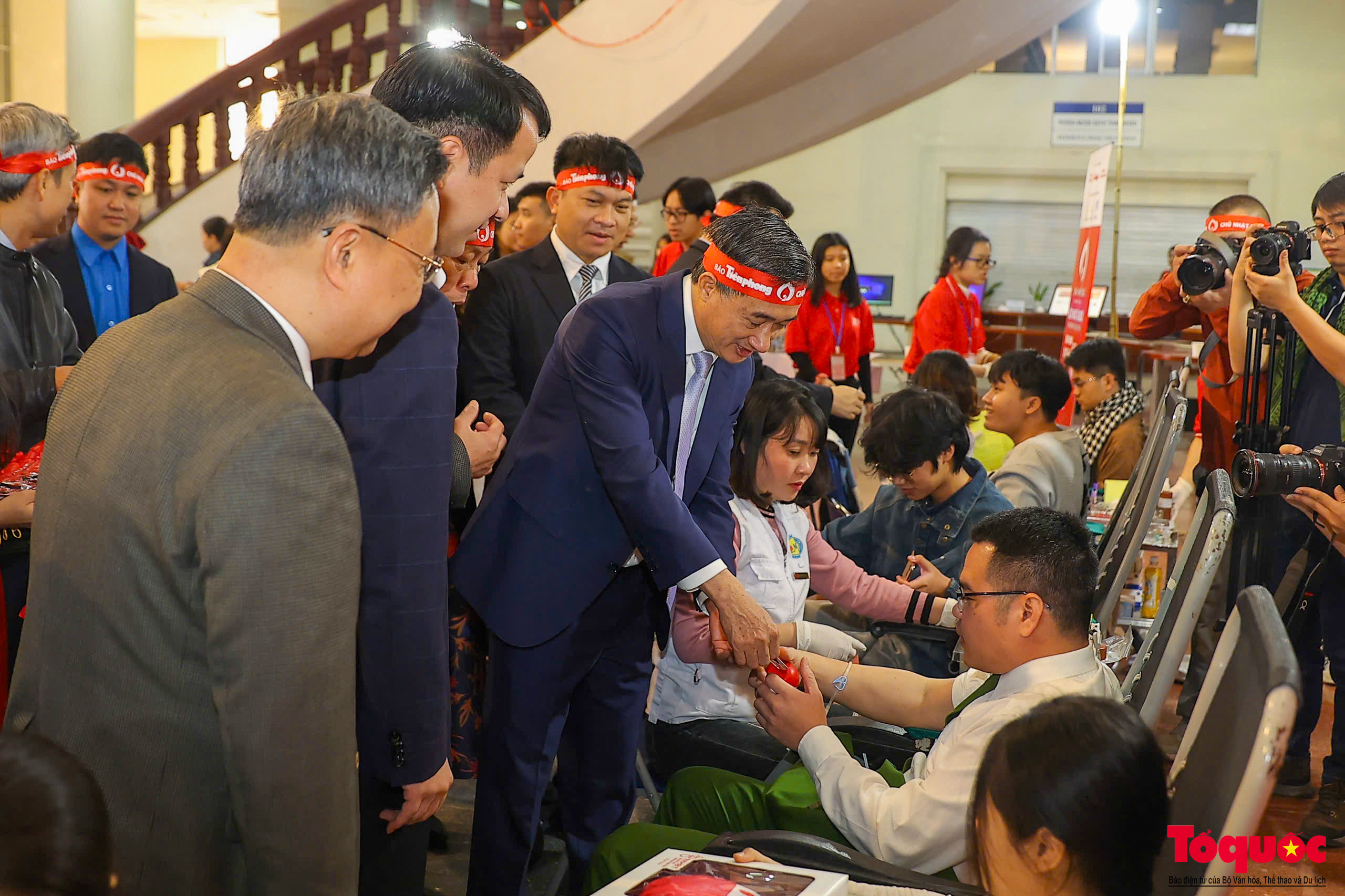 Hà Nội: Hàng ngàn bạn trẻ tham gia hiến máu cứu người tại Chủ Nhật Đỏ năm 2025 - Ảnh 12.