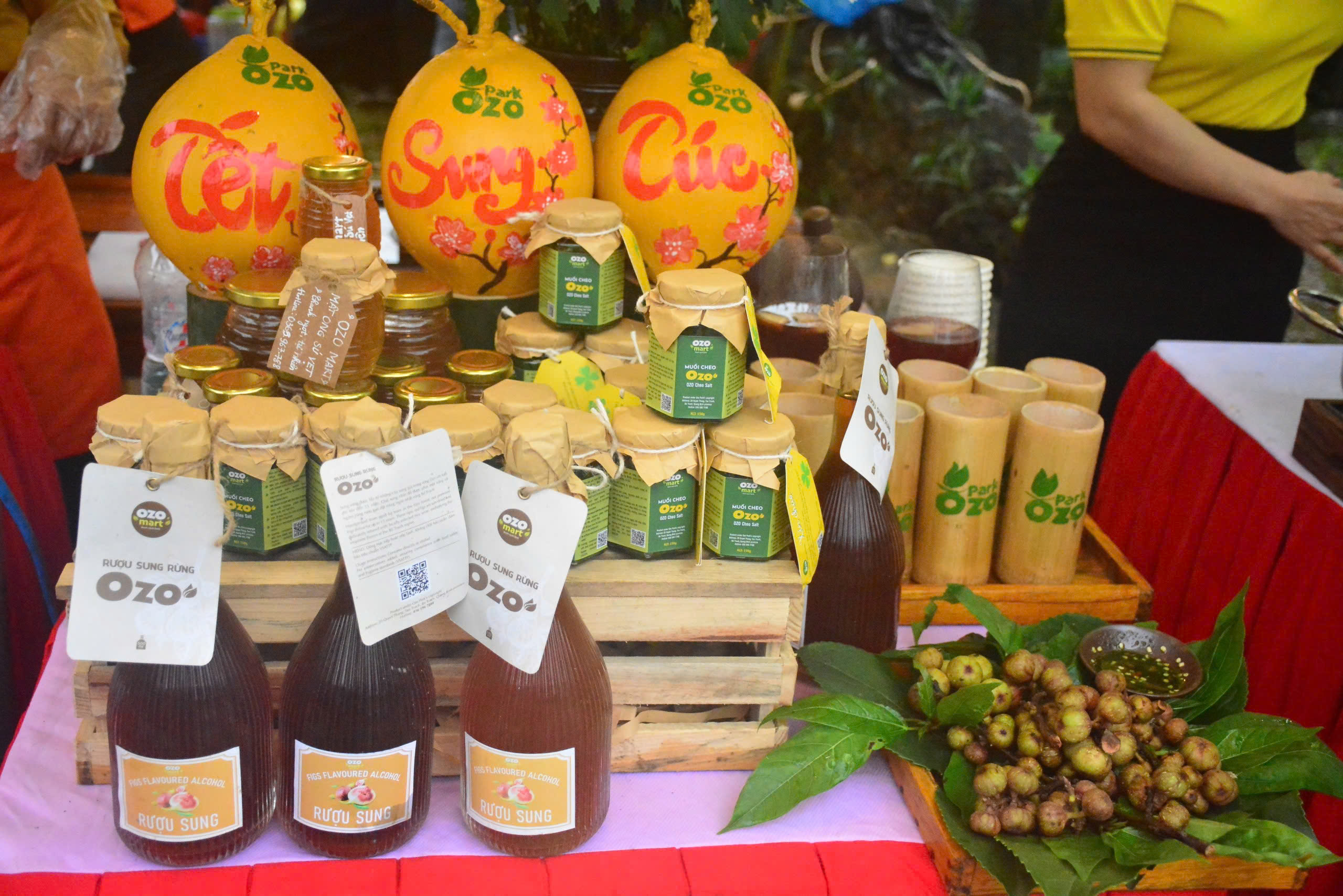Quang Binh apporte de nombreux produits touristiques impressionnants pour participer au Festival touristique et culinaire de Sen Nghe An 2024 - Photo 2. Quảng Bình mang nhiều sản phẩm du lịch ấn tượng tham gia lễ hội du lịch và ẩm thực Sen Nghệ An 2024 - Ảnh 2.
