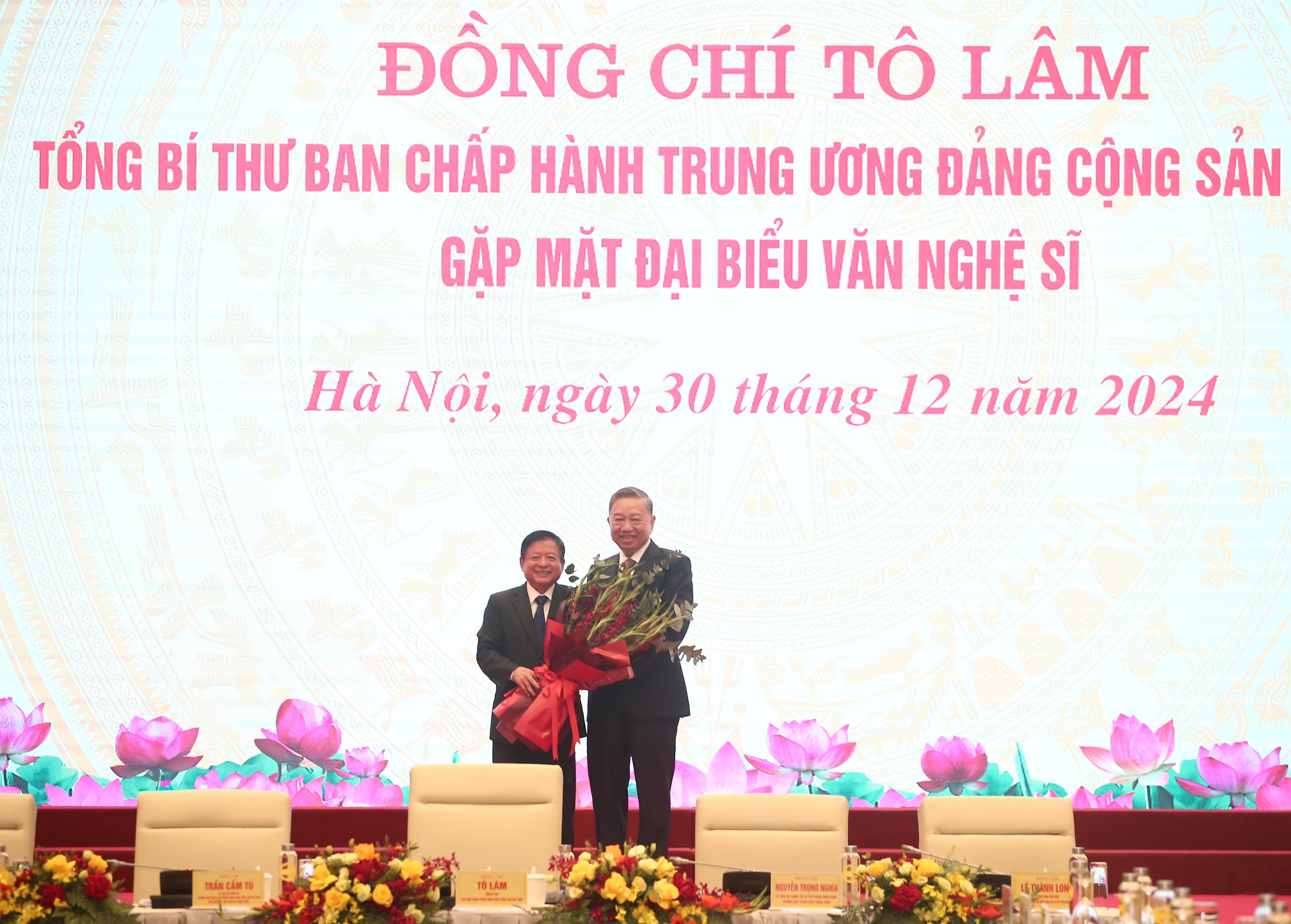 Chùm ảnh: Tổng Bí thư Tô Lâm gặp mặt đại biểu văn nghệ sĩ - Ảnh 5.