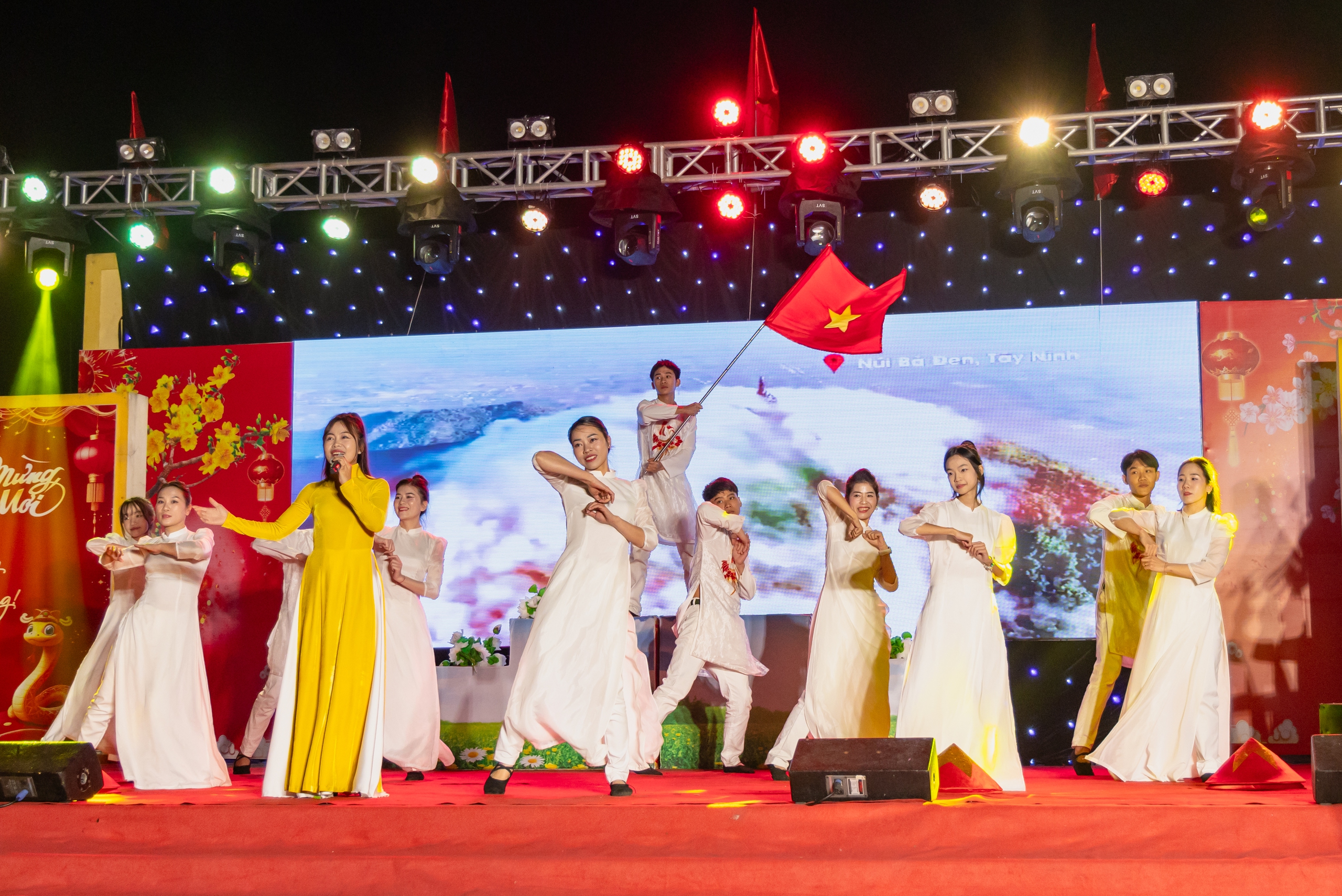 វប្បធម៌ចម្រុះក្នុងការស្វាគមន៍ឆ្នាំថ្មី 2025 នៅខេត្ត Quang Binh - រូបថត ១. Đa sắc màu văn hóa trong dịp đón chào năm mới 2025 tại Quảng Bình - Ảnh 1.