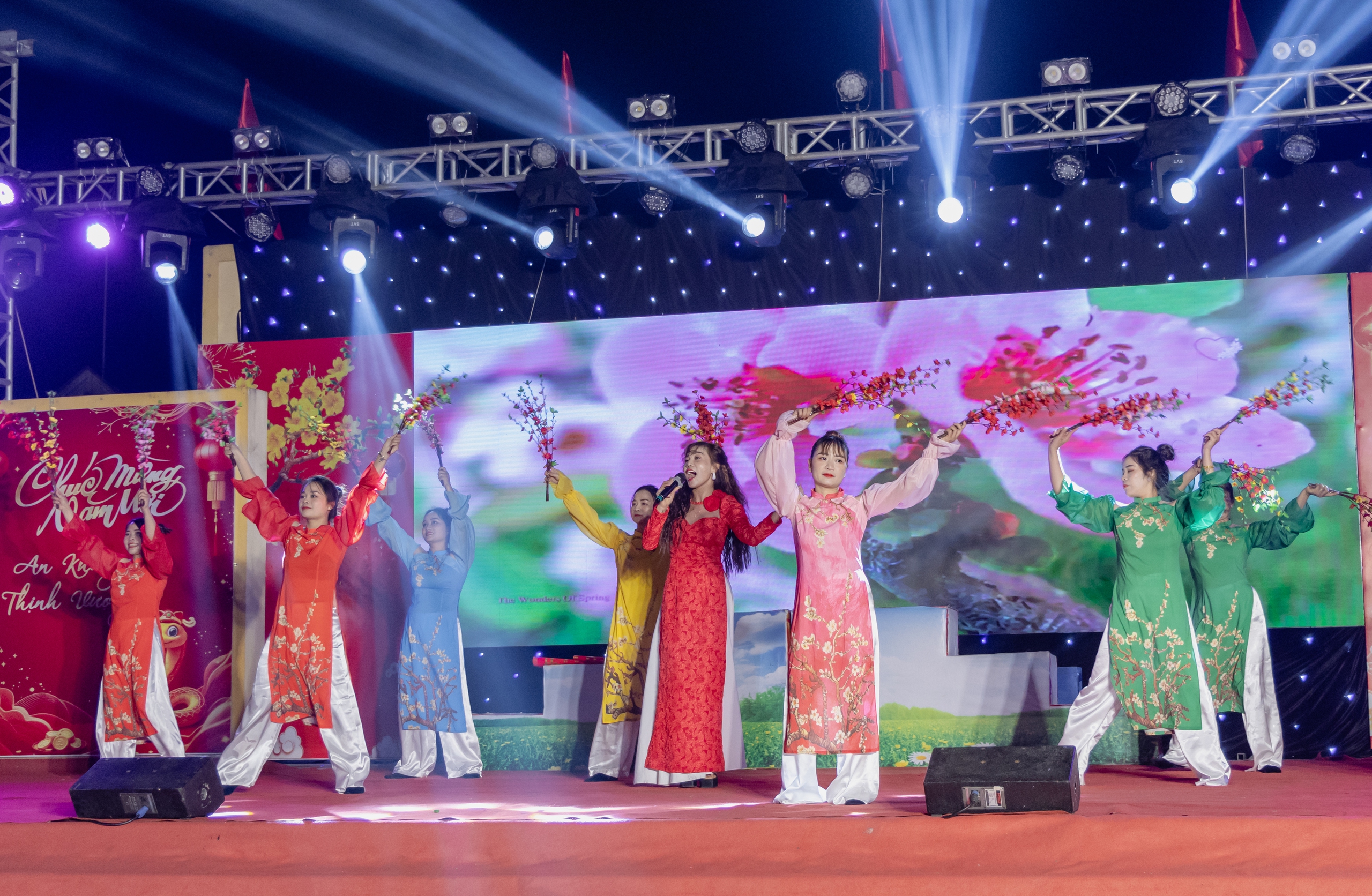 វប្បធម៌ចម្រុះក្នុងការស្វាគមន៍ឆ្នាំថ្មី 2025 នៅខេត្ត Quang Binh - រូបថត 5. Đa sắc màu văn hóa trong dịp đón chào năm mới 2025 tại Quảng Bình - Ảnh 5.
