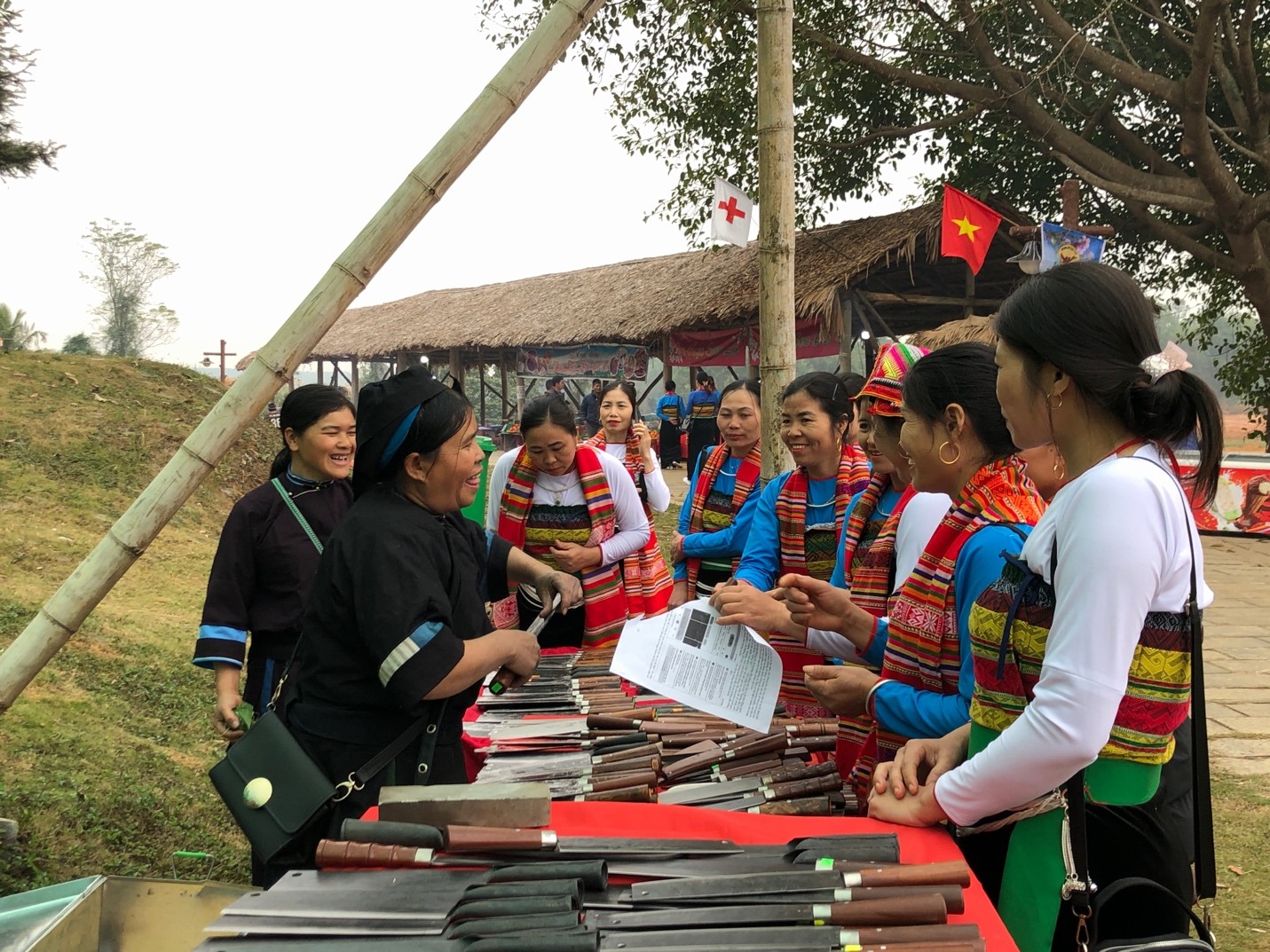 បទពិសោធន៍ទីផ្សារតំបន់ខ្ពង់រាបនៅភូមិវប្បធម៌ជនជាតិ និងទេសចរណ៍វៀតណាម - រូបថត ២. Trải nghiệm chợ phiên vùng cao tại Làng Văn hoá – Du lịch các dân tộc Việt Nam - Ảnh 2.
