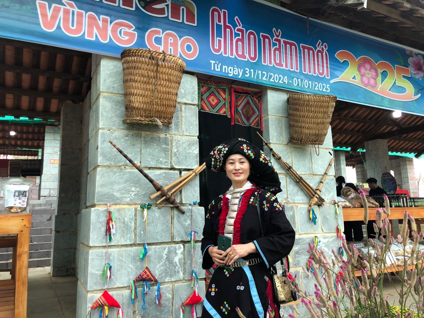 បទពិសោធន៍ទីផ្សារតំបន់ខ្ពង់រាបនៅភូមិជាតិវប្បធម៍ និងទេសចរណ៍វៀតណាម - រូបថត ៣. Trải nghiệm chợ phiên vùng cao tại Làng Văn hoá – Du lịch các dân tộc Việt Nam - Ảnh 3.