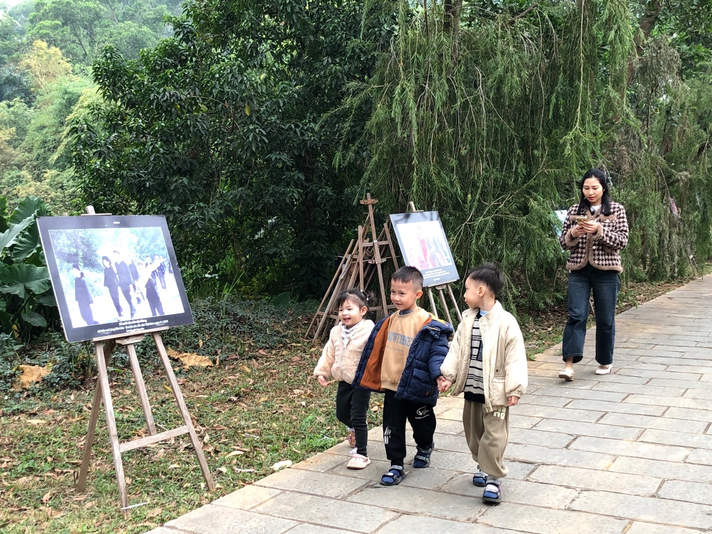 បទពិសោធន៍ទីផ្សារតំបន់ខ្ពង់រាបនៅភូមិវប្បធម៌ជនជាតិ និងទេសចរណ៍វៀតណាម - រូបថត ៤. Trải nghiệm chợ phiên vùng cao tại Làng Văn hoá – Du lịch các dân tộc Việt Nam - Ảnh 4.