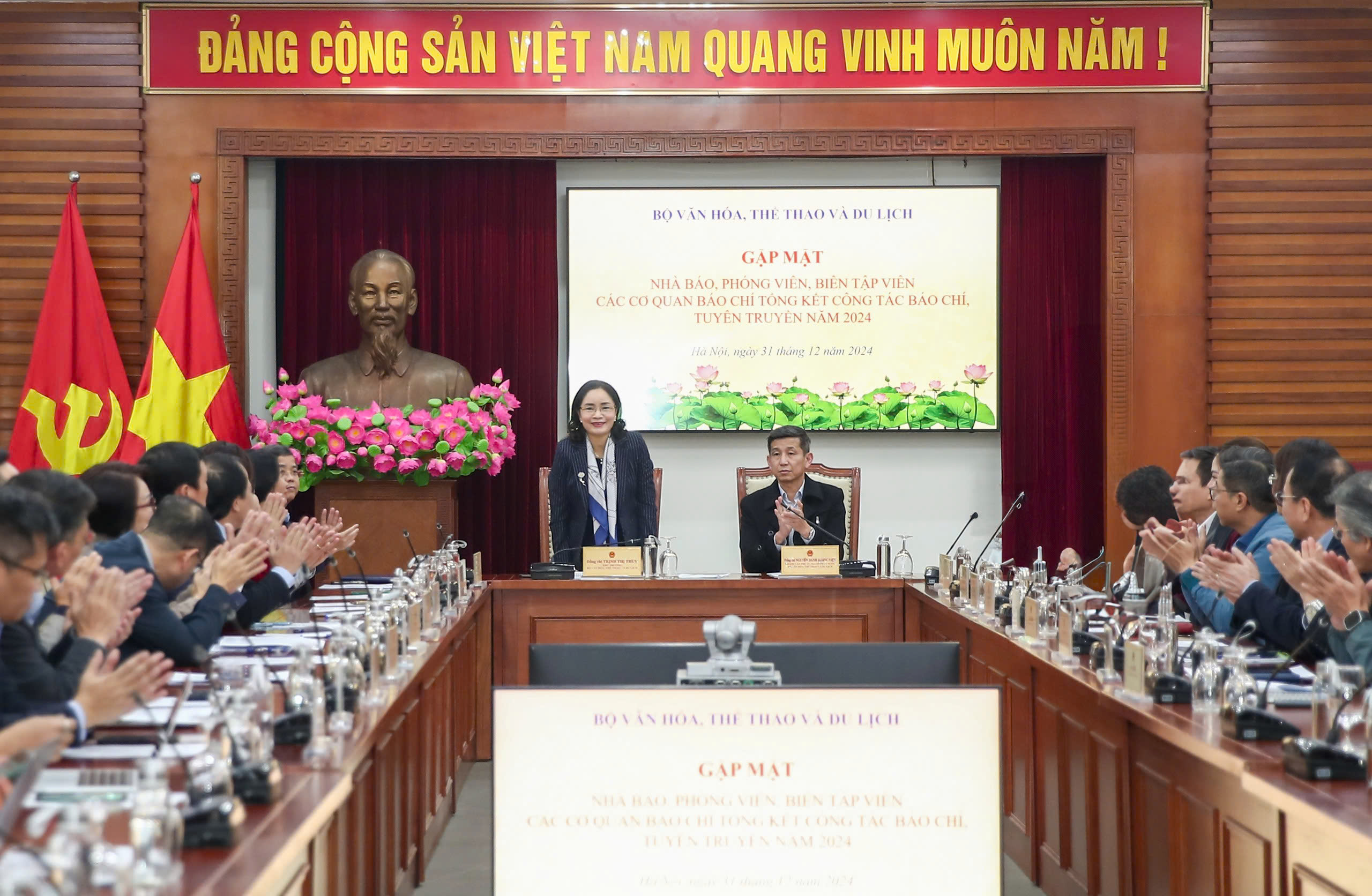 ທ່ານຮອງລັດຖະມົນຕີ Trinh Thi Thuy: ກະຊວງວັດທະນະທຳ, ກິລາ ແລະ ທ່ອງທ່ຽວ ຫວັງວ່າຈະໄດ້ຮັບການໜູນຊ່ວຍຢ່າງສະດວກ, ທັນການ ແລະ ມີປະສິດທິຜົນຈາກບັນດາອົງການຂ່າວ - ຮູບ 1. Thứ trưởng Trịnh Thị Thủy: Bộ VHTTDL mong muốn có sự đồng hành thông suốt, kịp thời, hiệu quả từ các cơ quan báo chí - Ảnh 1.