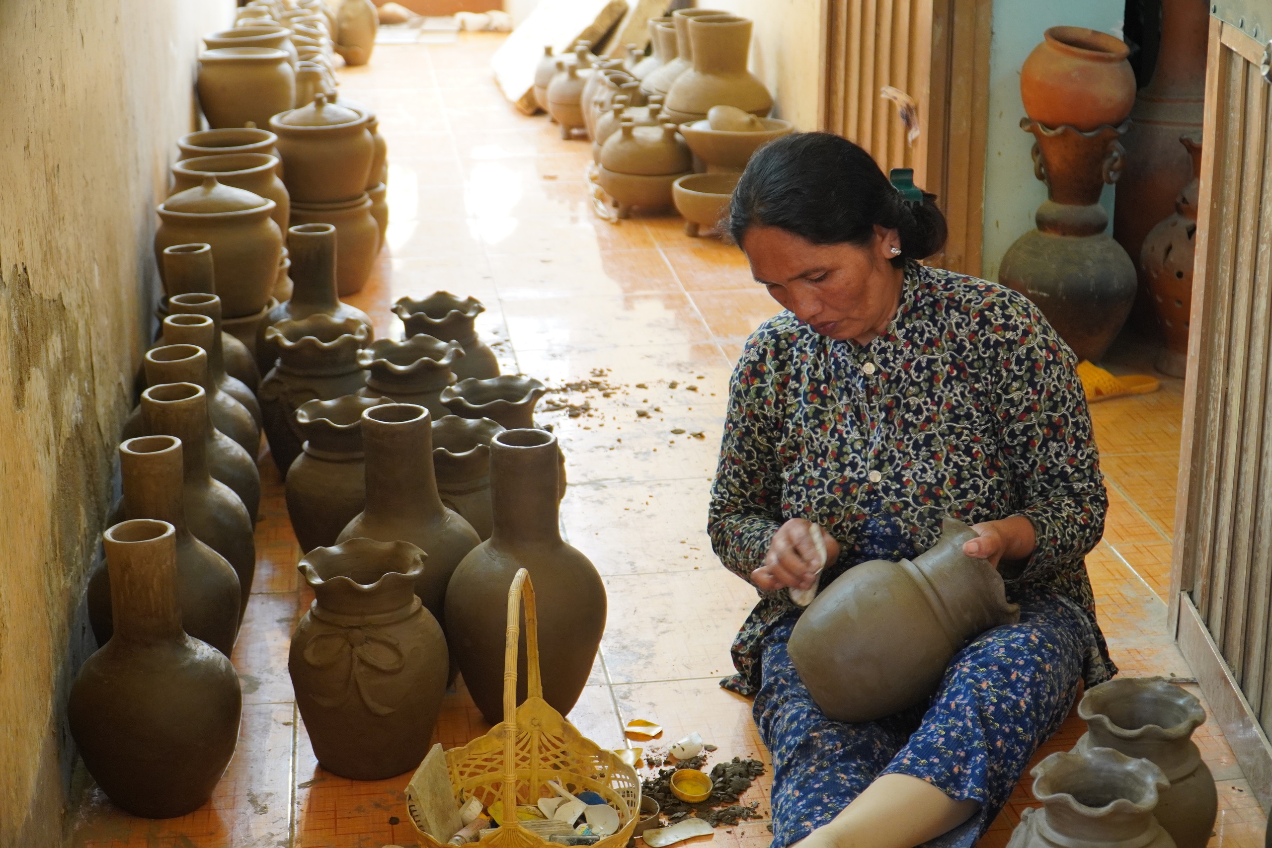 Mãos habilidosas preservam a cerâmica artesanal de 800 anos - Foto 2. Những đôi bàn tay khéo léo gìn giữ nghề gốm hơn 800 năm tuổi - Ảnh 2.