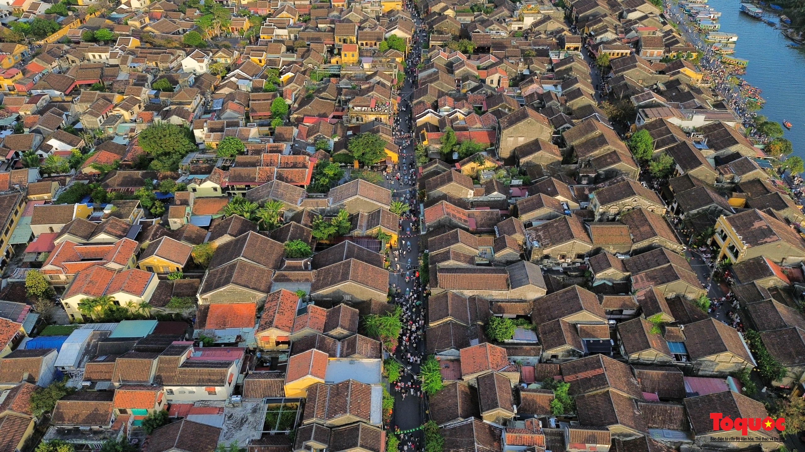 អបអរសាទរខួប ២៥ឆ្នាំ ទីក្រុងបុរាណ Hoi An ត្រូវបាន UNESCO ទទួលស្គាល់ជាបេតិកភណ្ឌវប្បធម៌ពិភពលោក - រូបថត ១. Kỷ niệm 25 năm Đô thị cổ Hội An được UNESCO công nhận Di sản văn hóa thế giới - Ảnh 1.